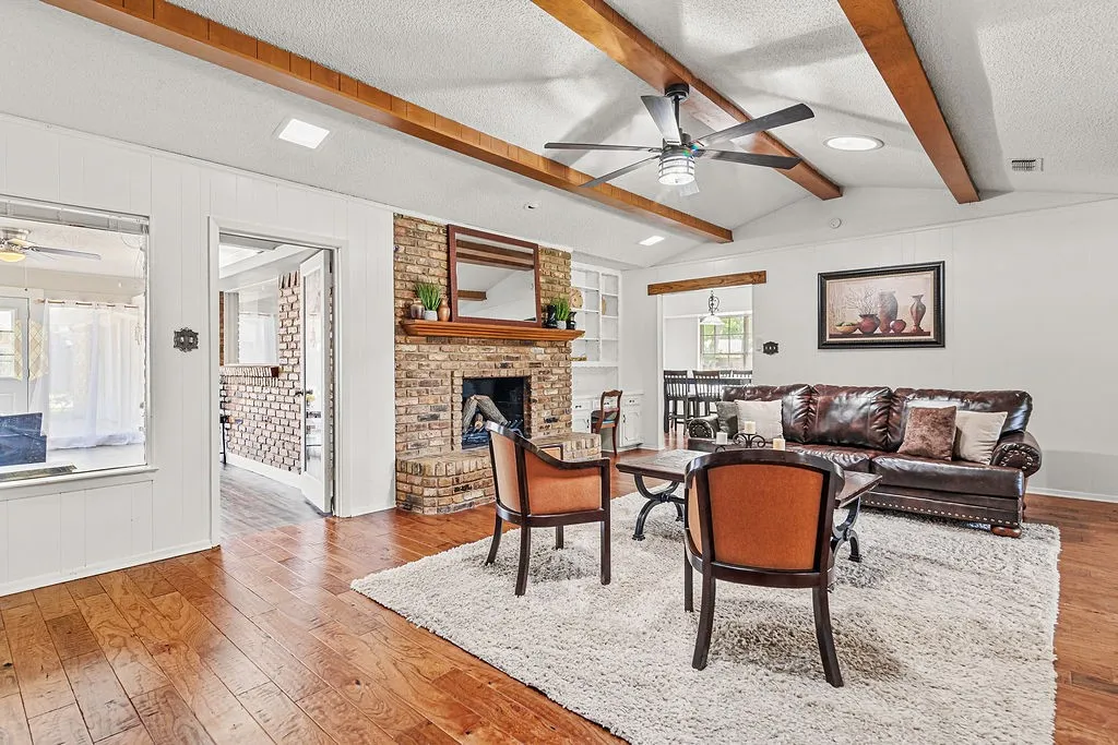 Single Family Residence For Sale in Tarrant County , 4300 Barcelona Drive, Fort Worth, Texas 76133, 3 Bedroom, 3 Bathroom, 2 Garage spaces, 2,533 Sqft, built in 1970, mls#21291872, Real Estate Agent in Fort Worth, Homes For Sale in Tarrant county, Homes For Sale in Fort Worth, Realtor in Fort Worth Texas, Real Estate Brokerage Independent Realty Texas, Luminita Cordes Realtor