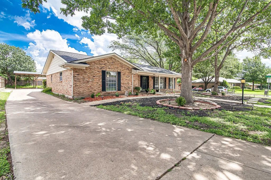 Single Family Residence For Sale in Tarrant County , 4300 Barcelona Drive, Fort Worth, Texas 76133, 3 Bedroom, 3 Bathroom, 2 Garage spaces, 2,533 Sqft, built in 1970, mls#21291872, Real Estate Agent in Fort Worth, Homes For Sale in Tarrant county, Homes For Sale in Fort Worth, Realtor in Fort Worth Texas, Real Estate Brokerage Independent Realty Texas, Luminita Cordes Realtor
