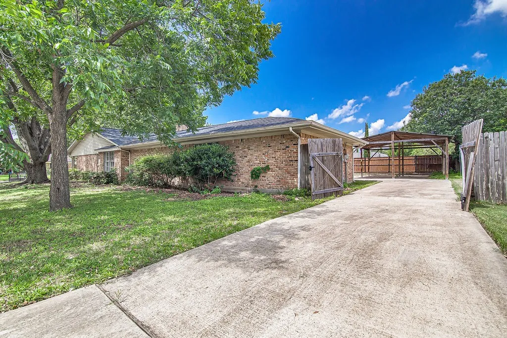 Single Family Residence For Sale in Tarrant County , 4300 Barcelona Drive, Fort Worth, Texas 76133, 3 Bedroom, 3 Bathroom, 2 Garage spaces, 2,533 Sqft, built in 1970, mls#21291872, Real Estate Agent in Fort Worth, Homes For Sale in Tarrant county, Homes For Sale in Fort Worth, Realtor in Fort Worth Texas, Real Estate Brokerage Independent Realty Texas, Luminita Cordes Realtor