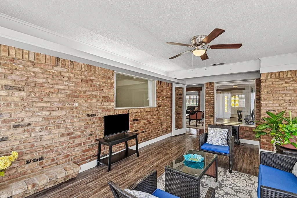 Single Family Residence For Sale in Tarrant County , 4300 Barcelona Drive, Fort Worth, Texas 76133, 3 Bedroom, 3 Bathroom, 2 Garage spaces, 2,533 Sqft, built in 1970, mls#21291872, Real Estate Agent in Fort Worth, Homes For Sale in Tarrant county, Homes For Sale in Fort Worth, Realtor in Fort Worth Texas, Real Estate Brokerage Independent Realty Texas, Luminita Cordes Realtor