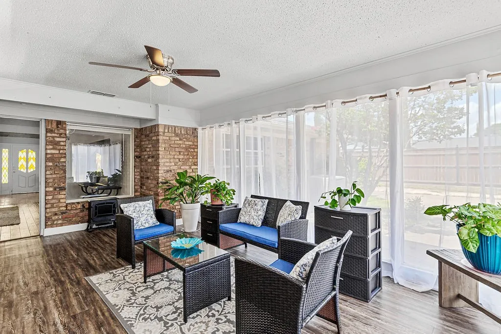 Single Family Residence For Sale in Tarrant County , 4300 Barcelona Drive, Fort Worth, Texas 76133, 3 Bedroom, 3 Bathroom, 2 Garage spaces, 2,533 Sqft, built in 1970, mls#21291872, Real Estate Agent in Fort Worth, Homes For Sale in Tarrant county, Homes For Sale in Fort Worth, Realtor in Fort Worth Texas, Real Estate Brokerage Independent Realty Texas, Luminita Cordes Realtor