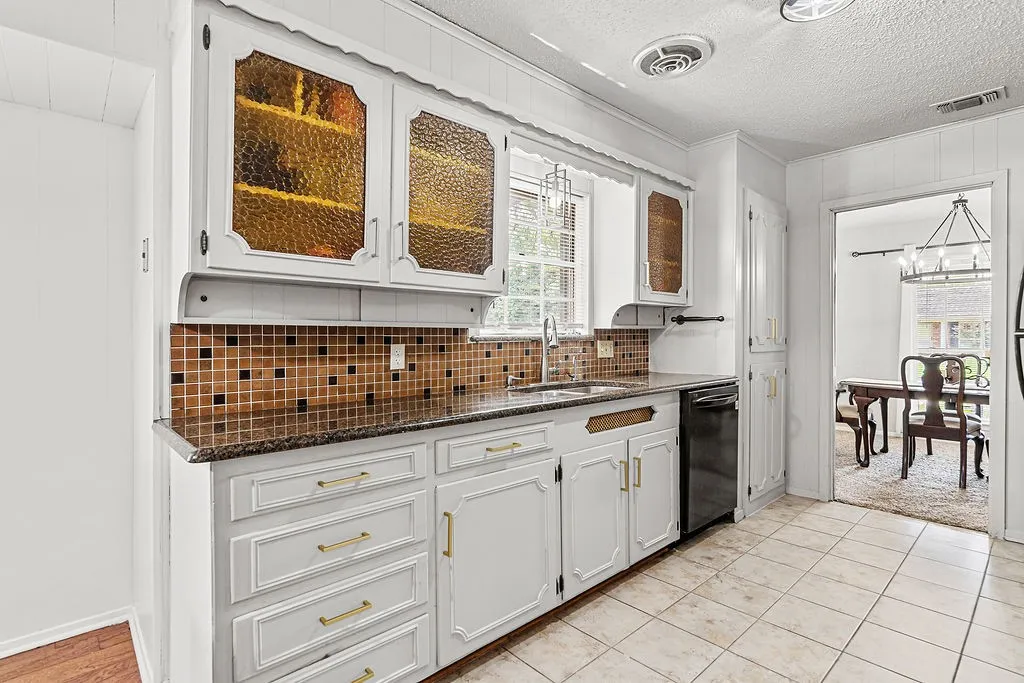 Single Family Residence For Sale in Tarrant County , 4300 Barcelona Drive, Fort Worth, Texas 76133, 3 Bedroom, 3 Bathroom, 2 Garage spaces, 2,533 Sqft, built in 1970, mls#21291872, Real Estate Agent in Fort Worth, Homes For Sale in Tarrant county, Homes For Sale in Fort Worth, Realtor in Fort Worth Texas, Real Estate Brokerage Independent Realty Texas, Luminita Cordes Realtor