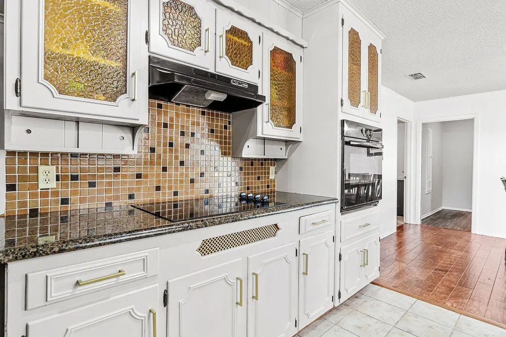 Single Family Residence For Sale in Tarrant County , 4300 Barcelona Drive, Fort Worth, Texas 76133, 3 Bedroom, 3 Bathroom, 2 Garage spaces, 2,533 Sqft, built in 1970, mls#21291872, Real Estate Agent in Fort Worth, Homes For Sale in Tarrant county, Homes For Sale in Fort Worth, Realtor in Fort Worth Texas, Real Estate Brokerage Independent Realty Texas, Luminita Cordes Realtor