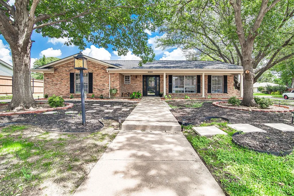 Single Family Residence For Sale in Tarrant County , 4300 Barcelona Drive, Fort Worth, Texas 76133, 3 Bedroom, 3 Bathroom, 2 Garage spaces, 2,533 Sqft, built in 1970, mls#21291872, Real Estate Agent in Fort Worth, Homes For Sale in Tarrant county, Homes For Sale in Fort Worth, Realtor in Fort Worth Texas, Real Estate Brokerage Independent Realty Texas, Luminita Cordes Realtor