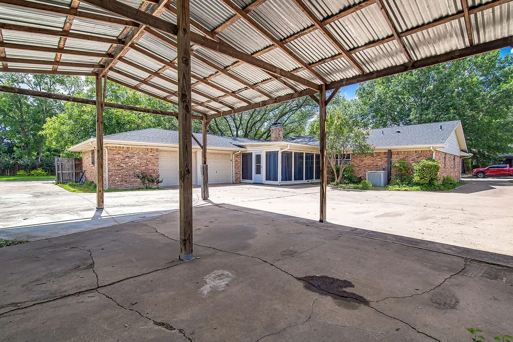 Single Family Residence For Sale in Tarrant County , 4300 Barcelona Drive, Fort Worth, Texas 76133, 3 Bedroom, 3 Bathroom, 2 Garage spaces, 2,533 Sqft, built in 1970, mls#21291872, Real Estate Agent in Fort Worth, Homes For Sale in Tarrant county, Homes For Sale in Fort Worth, Realtor in Fort Worth Texas, Real Estate Brokerage Independent Realty Texas, Luminita Cordes Realtor