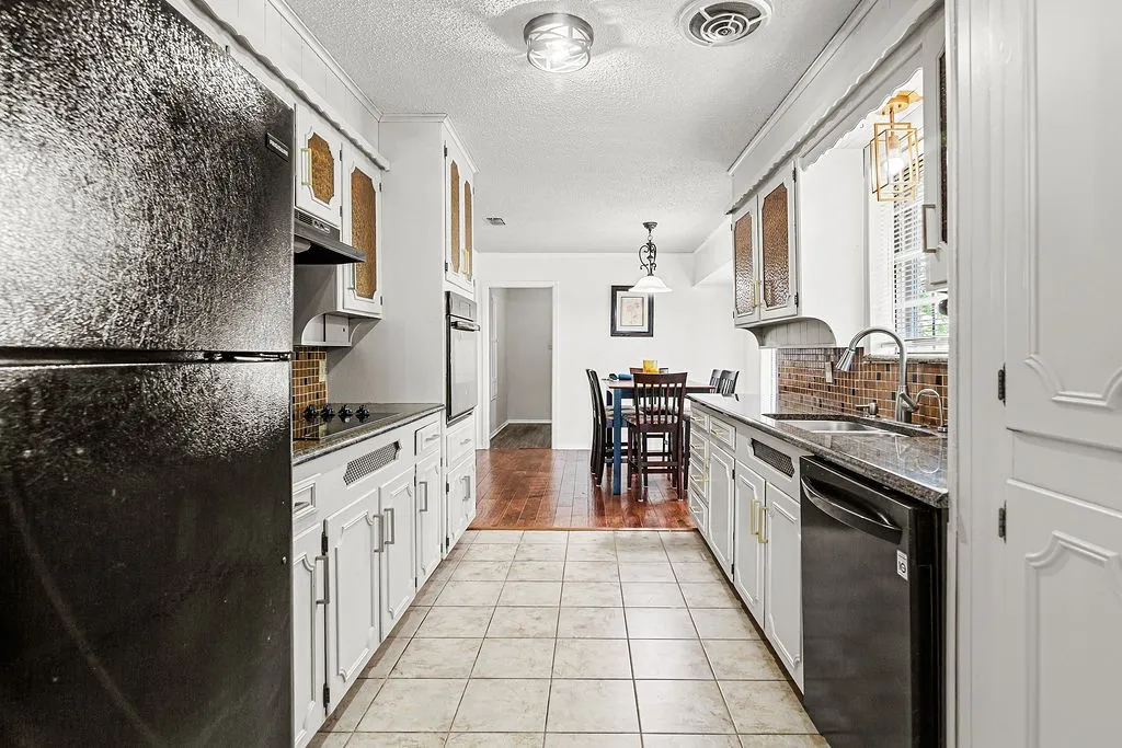Single Family Residence For Sale in Tarrant County , 4300 Barcelona Drive, Fort Worth, Texas 76133, 3 Bedroom, 3 Bathroom, 2 Garage spaces, 2,533 Sqft, built in 1970, mls#21291872, Real Estate Agent in Fort Worth, Homes For Sale in Tarrant county, Homes For Sale in Fort Worth, Realtor in Fort Worth Texas, Real Estate Brokerage Independent Realty Texas, Luminita Cordes Realtor