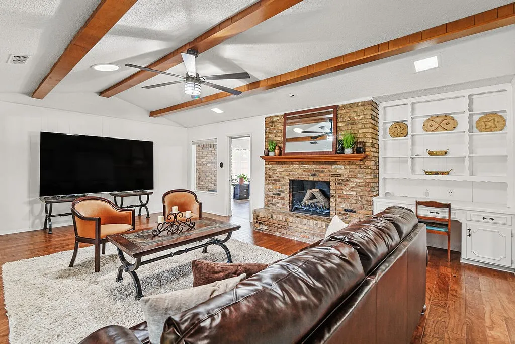 Single Family Residence For Sale in Tarrant County , 4300 Barcelona Drive, Fort Worth, Texas 76133, 3 Bedroom, 3 Bathroom, 2 Garage spaces, 2,533 Sqft, built in 1970, mls#21291872, Real Estate Agent in Fort Worth, Homes For Sale in Tarrant county, Homes For Sale in Fort Worth, Realtor in Fort Worth Texas, Real Estate Brokerage Independent Realty Texas, Luminita Cordes Realtor