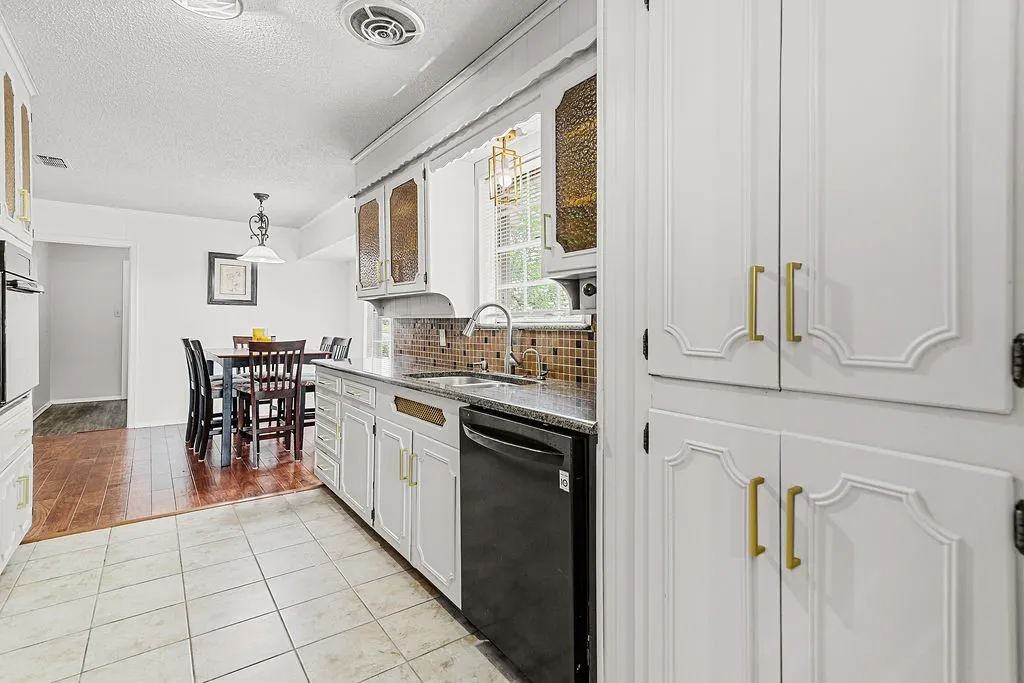 Single Family Residence For Sale in Tarrant County , 4300 Barcelona Drive, Fort Worth, Texas 76133, 3 Bedroom, 3 Bathroom, 2 Garage spaces, 2,533 Sqft, built in 1970, mls#21291872, Real Estate Agent in Fort Worth, Homes For Sale in Tarrant county, Homes For Sale in Fort Worth, Realtor in Fort Worth Texas, Real Estate Brokerage Independent Realty Texas, Luminita Cordes Realtor