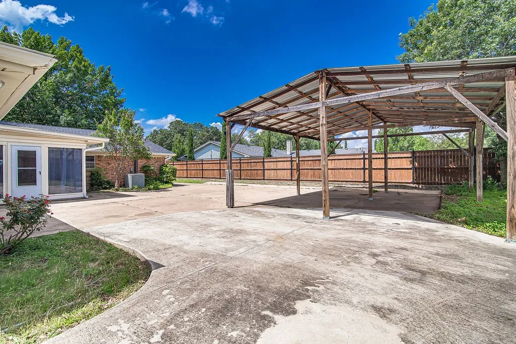 Single Family Residence For Sale in Tarrant County , 4300 Barcelona Drive, Fort Worth, Texas 76133, 3 Bedroom, 3 Bathroom, 2 Garage spaces, 2,533 Sqft, built in 1970, mls#21291872, Real Estate Agent in Fort Worth, Homes For Sale in Tarrant county, Homes For Sale in Fort Worth, Realtor in Fort Worth Texas, Real Estate Brokerage Independent Realty Texas, Luminita Cordes Realtor
