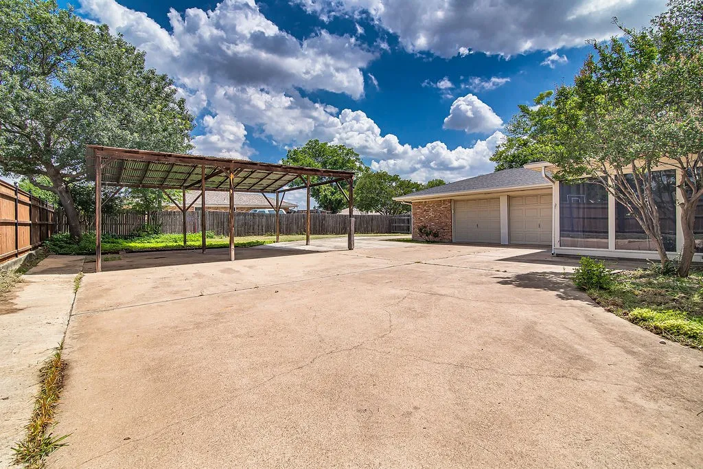 Single Family Residence For Sale in Tarrant County , 4300 Barcelona Drive, Fort Worth, Texas 76133, 3 Bedroom, 3 Bathroom, 2 Garage spaces, 2,533 Sqft, built in 1970, mls#21291872, Real Estate Agent in Fort Worth, Homes For Sale in Tarrant county, Homes For Sale in Fort Worth, Realtor in Fort Worth Texas, Real Estate Brokerage Independent Realty Texas, Luminita Cordes Realtor