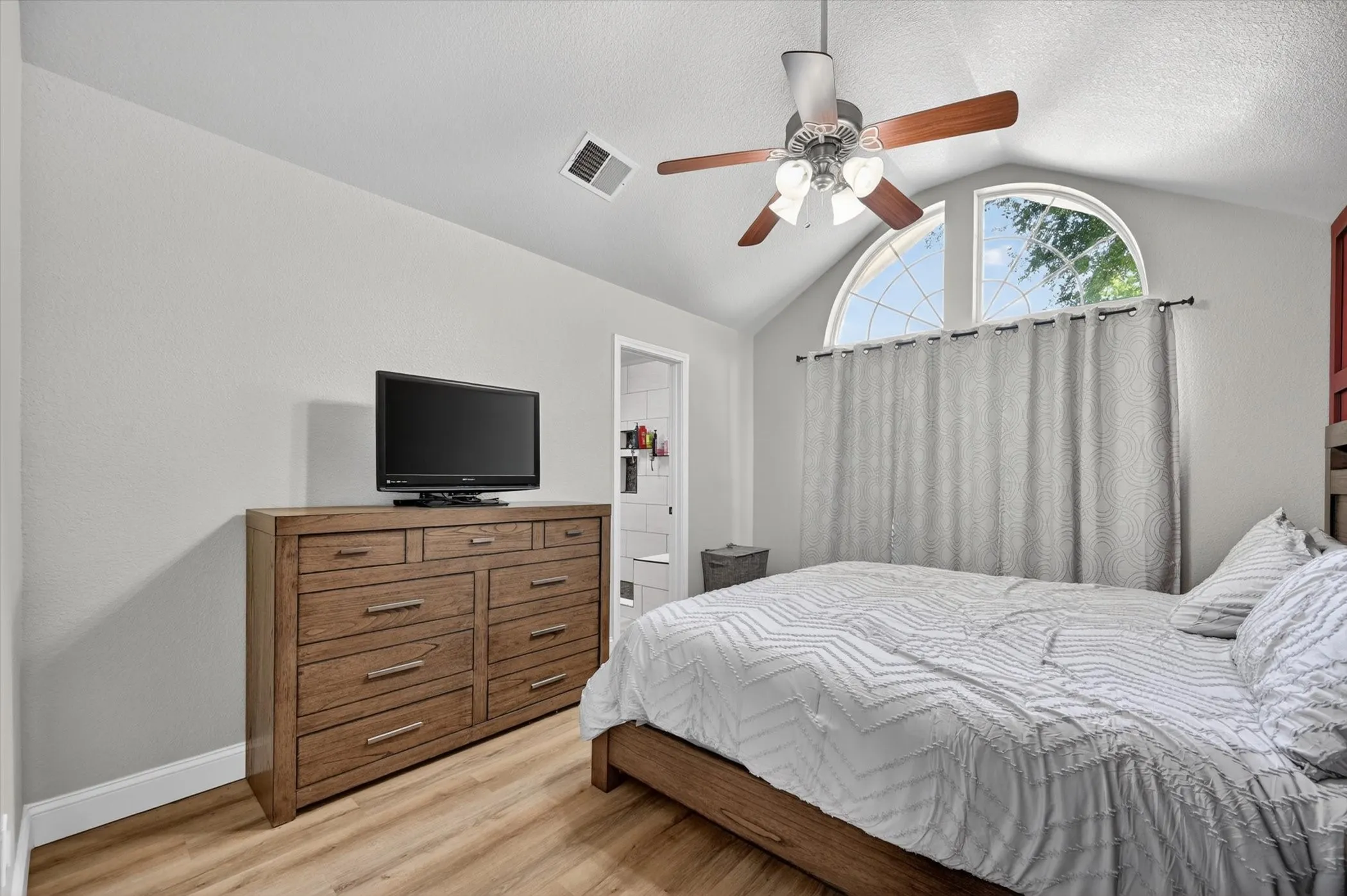 Single Family Residence For Sale in Denton County , 1428 Bregenz Lane, Lewisville, Texas 75067, 3 Bedroom, 2 Bathroom, 2 Garage spaces, 1,495 Sqft, built in 1996, mls#21288279, Real Estate Agent in Lewisville, Homes For Sale in Denton county, Homes For Sale in Lewisville, Realtor in Lewisville Texas, Real Estate Brokerage Independent Realty Texas, Luminita Cordes Realtor
