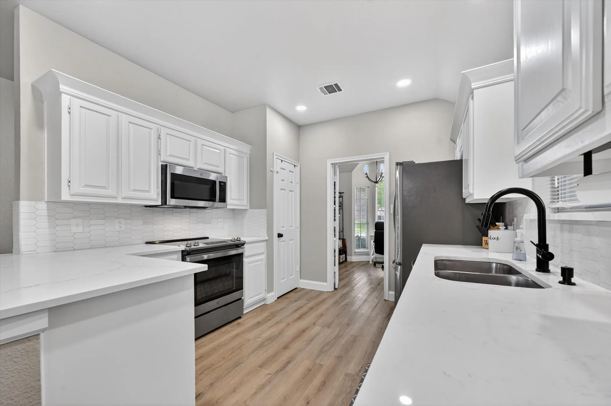 Single Family Residence For Sale in Denton County , 1428 Bregenz Lane, Lewisville, Texas 75067, 3 Bedroom, 2 Bathroom, 2 Garage spaces, 1,495 Sqft, built in 1996, mls#21288279, Real Estate Agent in Lewisville, Homes For Sale in Denton county, Homes For Sale in Lewisville, Realtor in Lewisville Texas, Real Estate Brokerage Independent Realty Texas, Luminita Cordes Realtor