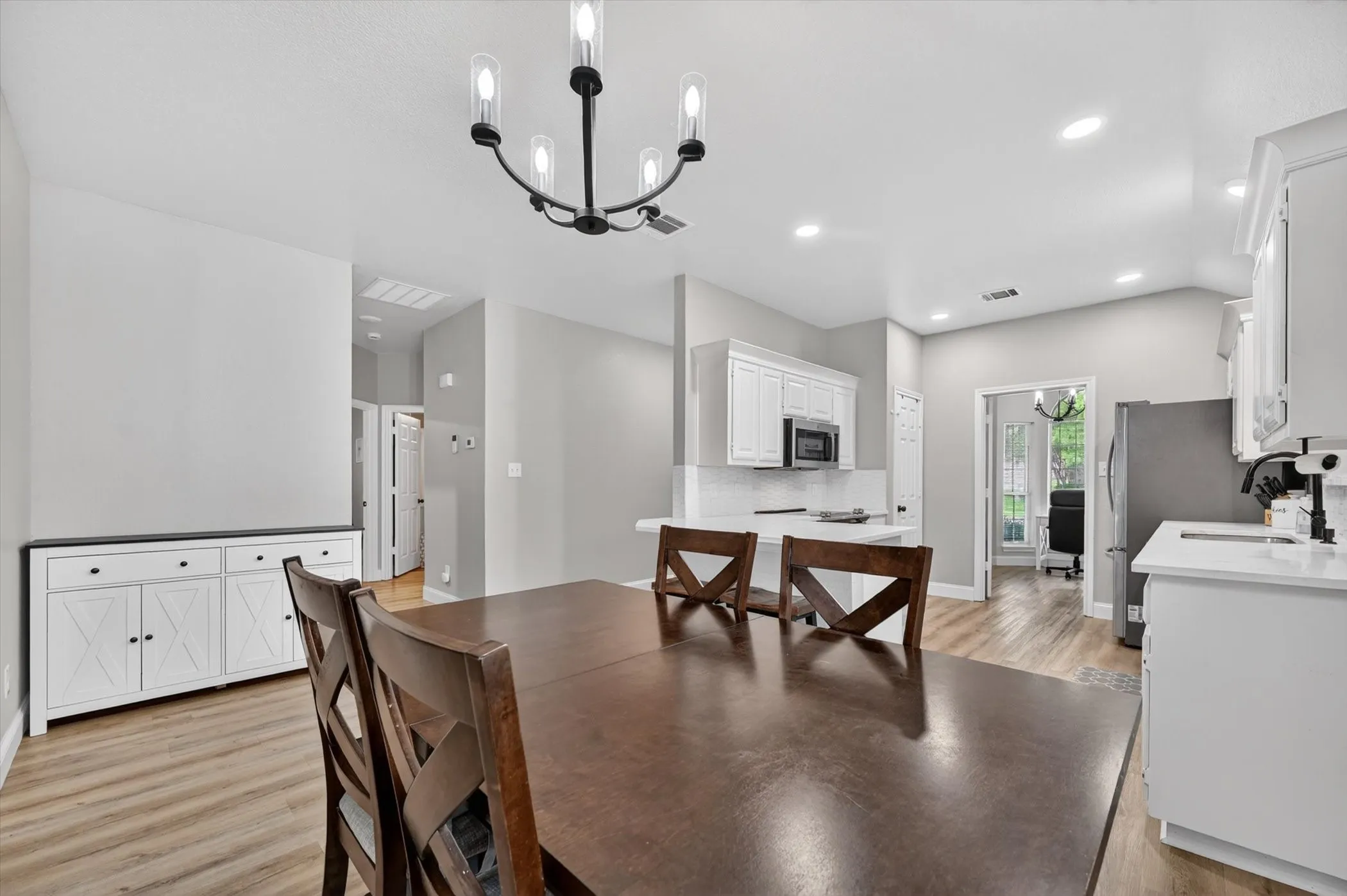 Single Family Residence For Sale in Denton County , 1428 Bregenz Lane, Lewisville, Texas 75067, 3 Bedroom, 2 Bathroom, 2 Garage spaces, 1,495 Sqft, built in 1996, mls#21288279, Real Estate Agent in Lewisville, Homes For Sale in Denton county, Homes For Sale in Lewisville, Realtor in Lewisville Texas, Real Estate Brokerage Independent Realty Texas, Luminita Cordes Realtor