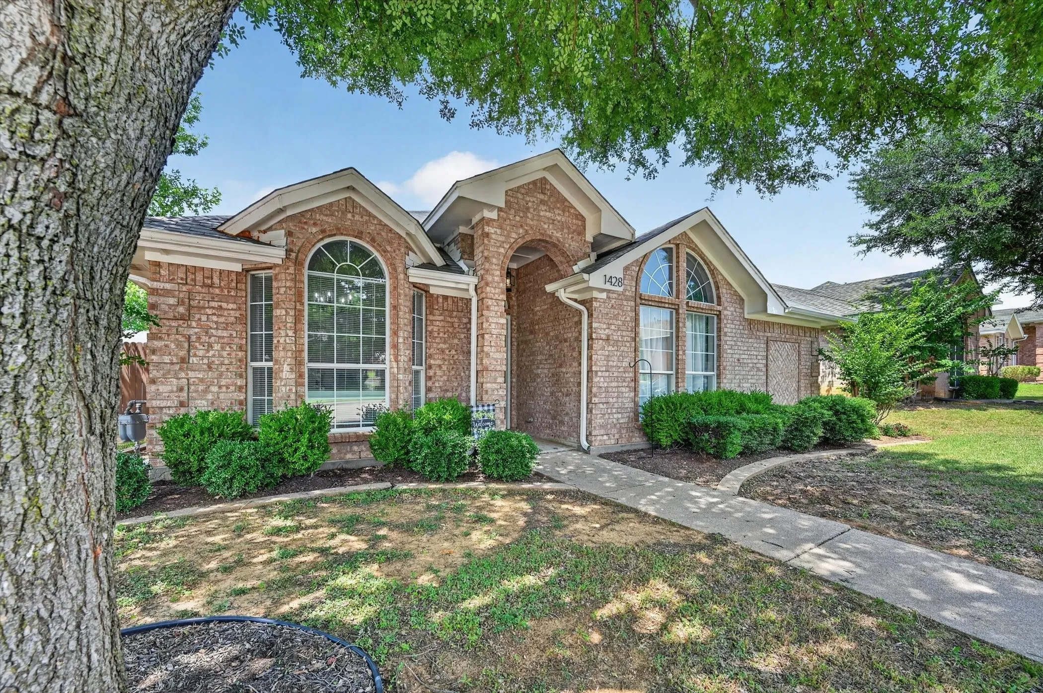 Single Family Residence For Sale in Denton County , 1428 Bregenz Lane, Lewisville, Texas 75067, 3 Bedroom, 2 Bathroom, 2 Garage spaces, 1,495 Sqft, built in 1996, mls#21288279, Real Estate Agent in Lewisville, Homes For Sale in Denton county, Homes For Sale in Lewisville, Realtor in Lewisville Texas, Real Estate Brokerage Independent Realty Texas, Luminita Cordes Realtor