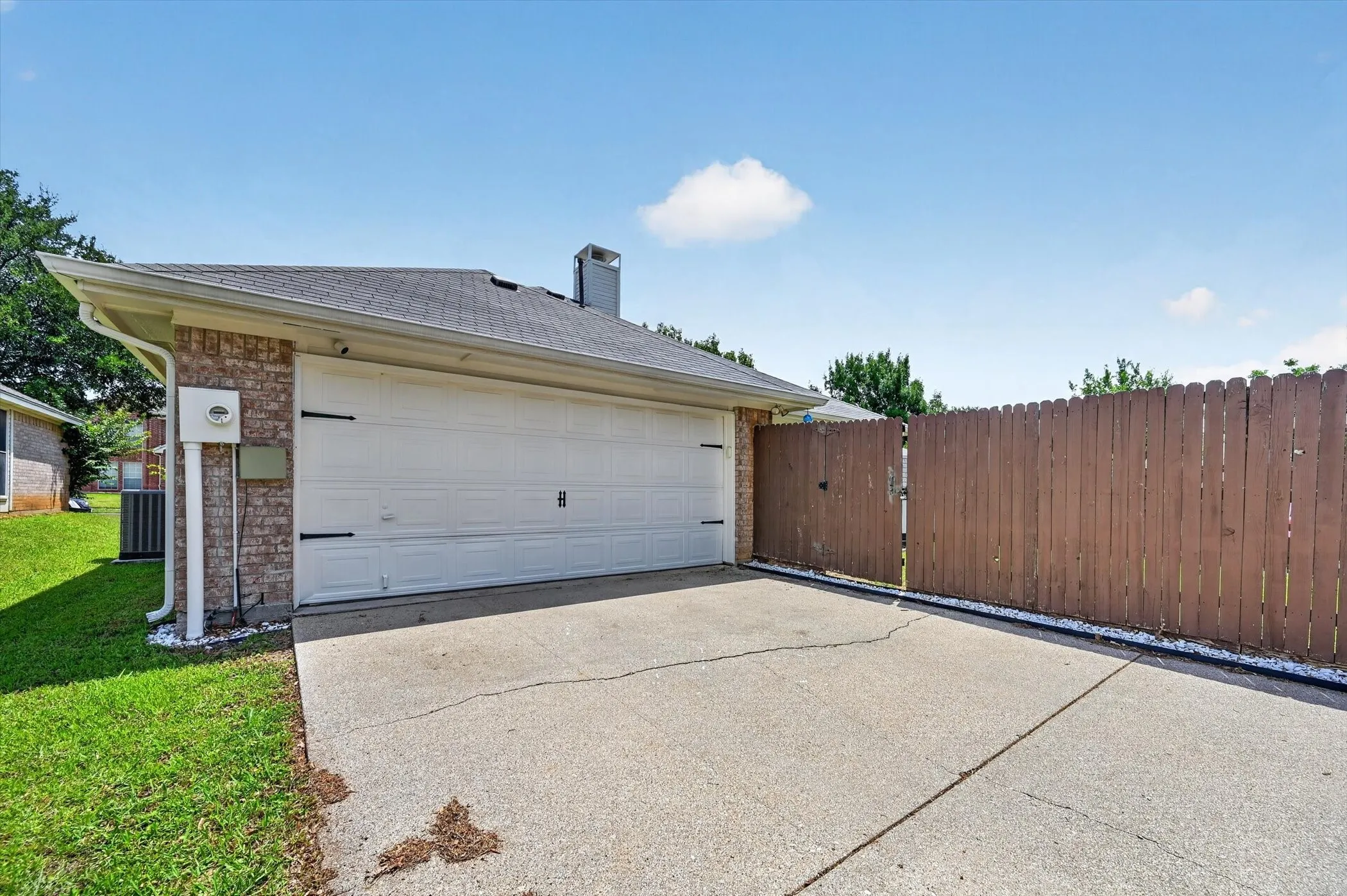 Single Family Residence For Sale in Denton County , 1428 Bregenz Lane, Lewisville, Texas 75067, 3 Bedroom, 2 Bathroom, 2 Garage spaces, 1,495 Sqft, built in 1996, mls#21288279, Real Estate Agent in Lewisville, Homes For Sale in Denton county, Homes For Sale in Lewisville, Realtor in Lewisville Texas, Real Estate Brokerage Independent Realty Texas, Luminita Cordes Realtor