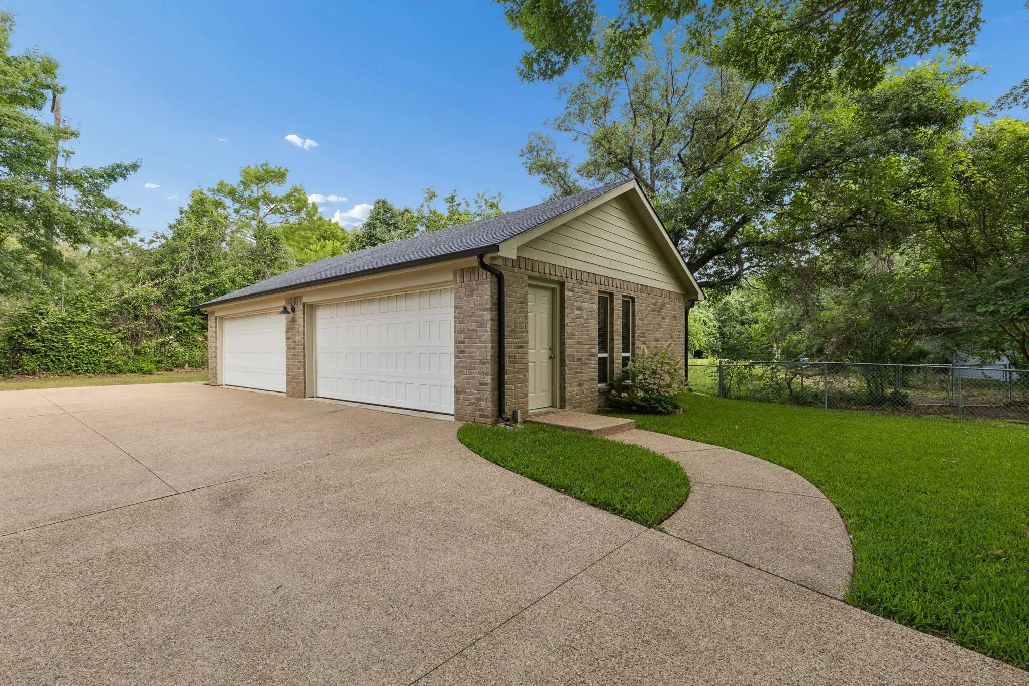 Additonal detached 4 car garage, Mancave / workshop