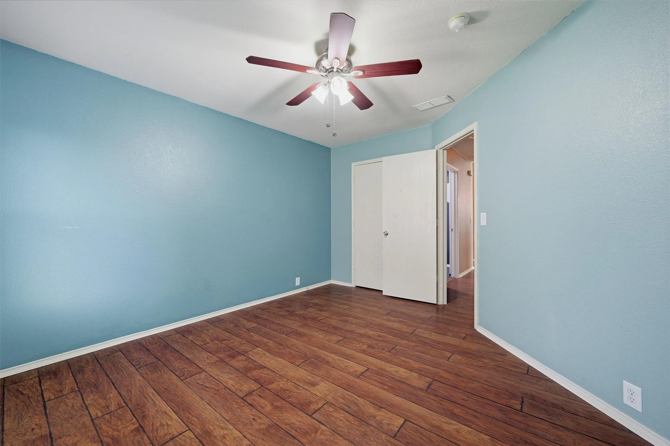 Single Family Residence For Rent in Collin County , 2304 Pheasant Run, Melissa, Texas 75454, 3 Bedroom, 2 Bathroom, 2 Garage spaces, 1,872 Sqft, built in 2003, Price $2,095, mls#21292005, Real Estate Agent in Melissa, Homes For Rent in Collin county, Homes For Rent in Melissa, Realtor in Melissa Texas, Real Estate Brokerage Independent Realty Texas, Luminita Cordes Realtor