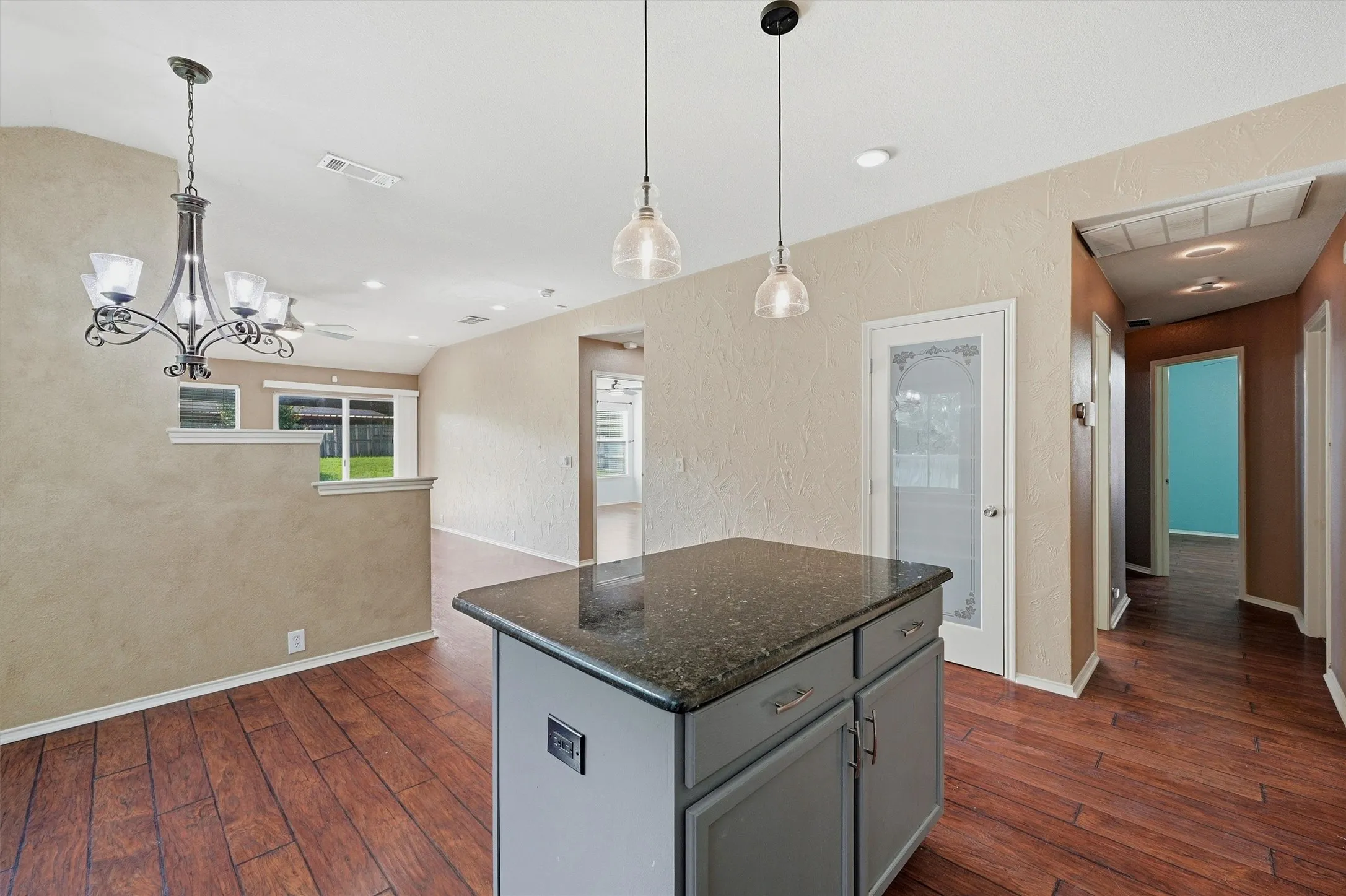 Single Family Residence For Rent in Collin County , 2304 Pheasant Run, Melissa, Texas 75454, 3 Bedroom, 2 Bathroom, 2 Garage spaces, 1,872 Sqft, built in 2003, Price $2,095, mls#21292005, Real Estate Agent in Melissa, Homes For Rent in Collin county, Homes For Rent in Melissa, Realtor in Melissa Texas, Real Estate Brokerage Independent Realty Texas, Luminita Cordes Realtor