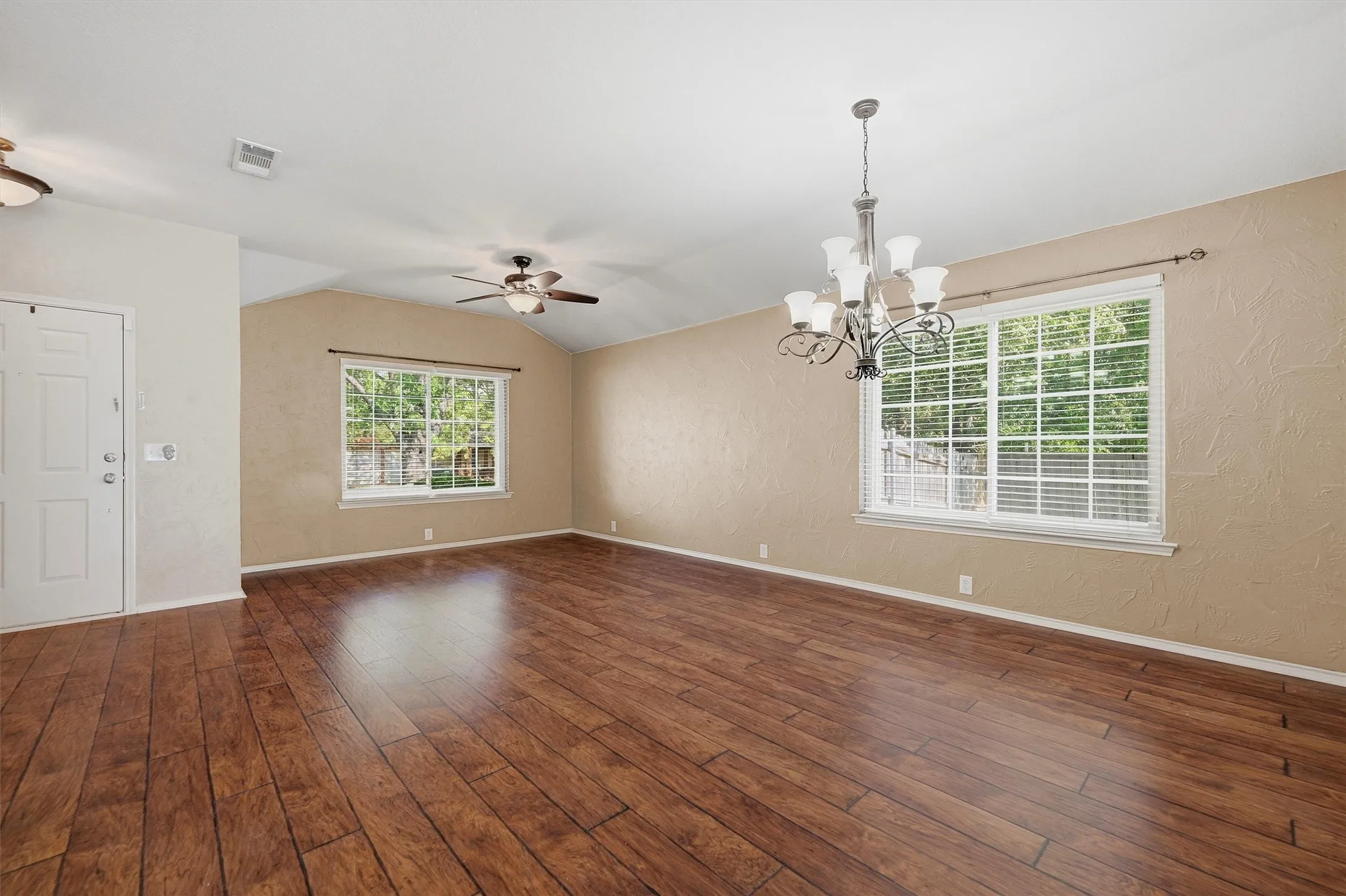 Single Family Residence For Rent in Collin County , 2304 Pheasant Run, Melissa, Texas 75454, 3 Bedroom, 2 Bathroom, 2 Garage spaces, 1,872 Sqft, built in 2003, Price $2,095, mls#21292005, Real Estate Agent in Melissa, Homes For Rent in Collin county, Homes For Rent in Melissa, Realtor in Melissa Texas, Real Estate Brokerage Independent Realty Texas, Luminita Cordes Realtor