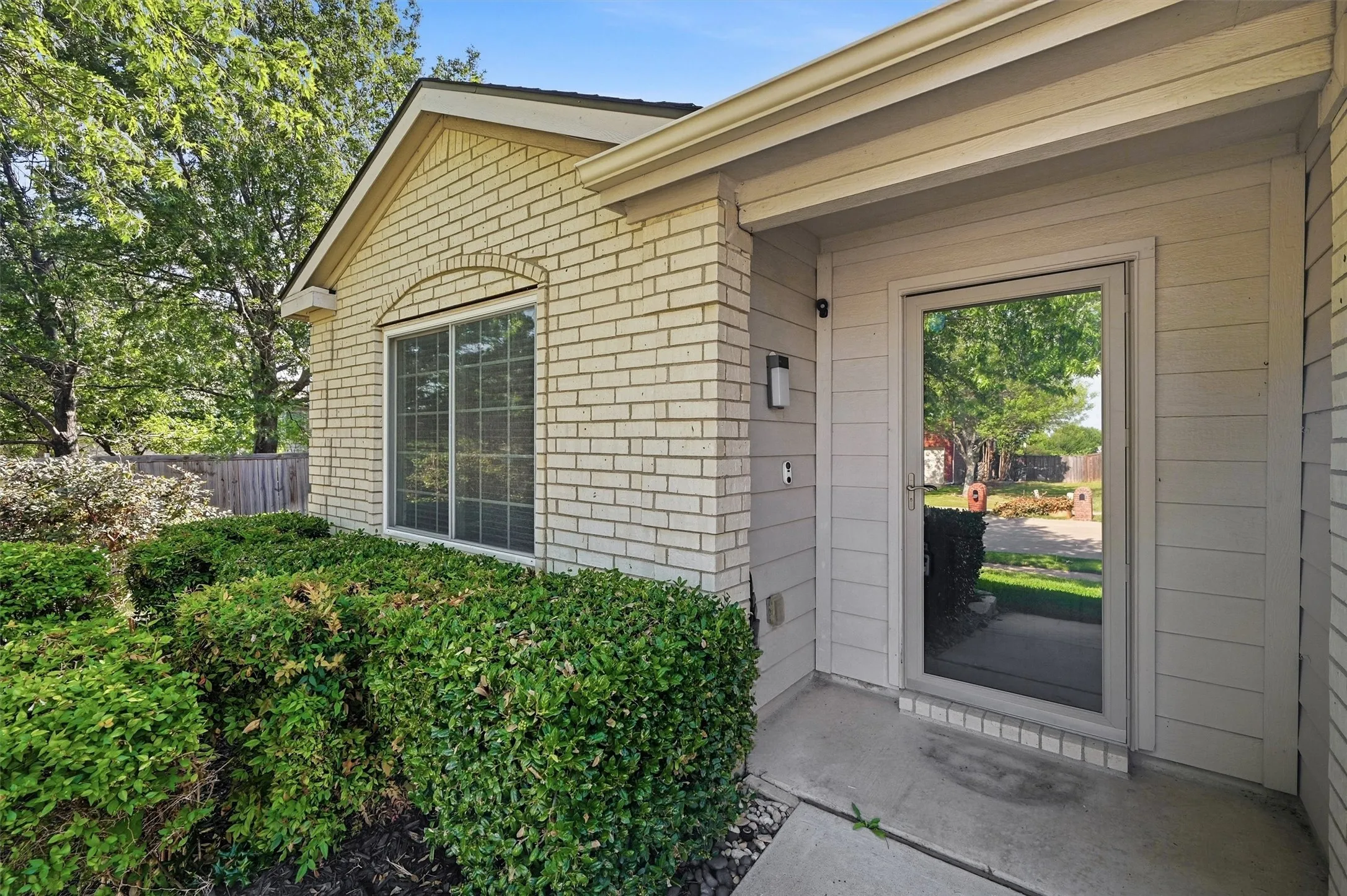 Single Family Residence For Rent in Collin County , 2304 Pheasant Run, Melissa, Texas 75454, 3 Bedroom, 2 Bathroom, 2 Garage spaces, 1,872 Sqft, built in 2003, Price $2,095, mls#21292005, Real Estate Agent in Melissa, Homes For Rent in Collin county, Homes For Rent in Melissa, Realtor in Melissa Texas, Real Estate Brokerage Independent Realty Texas, Luminita Cordes Realtor