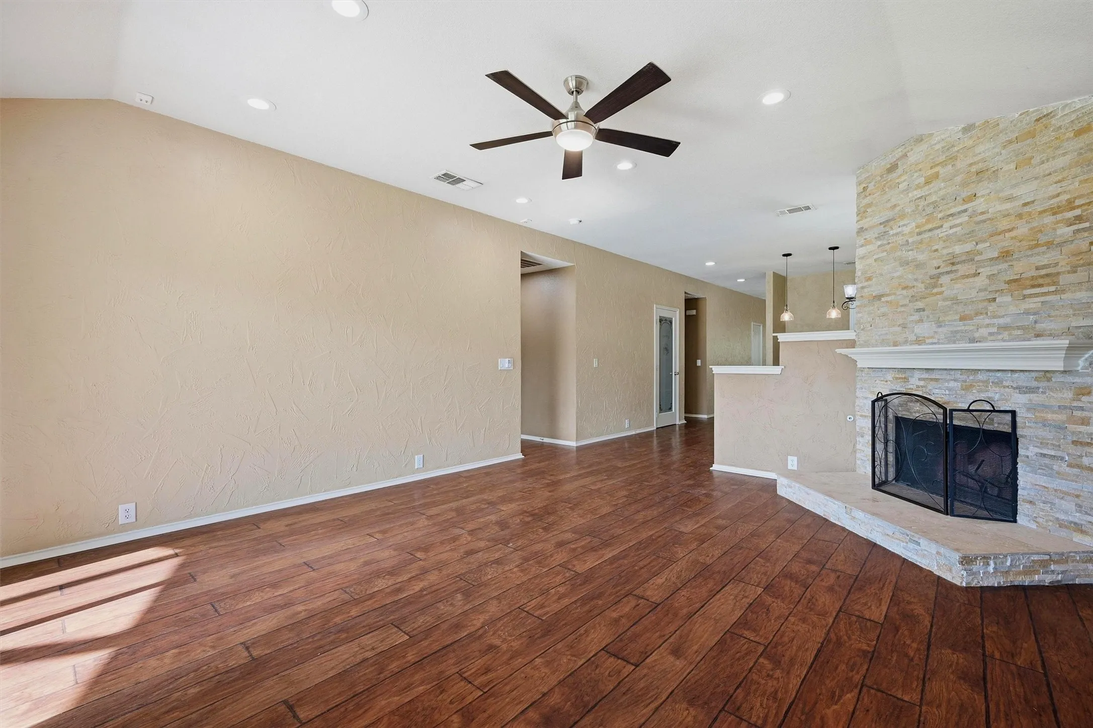Single Family Residence For Rent in Collin County , 2304 Pheasant Run, Melissa, Texas 75454, 3 Bedroom, 2 Bathroom, 2 Garage spaces, 1,872 Sqft, built in 2003, Price $2,095, mls#21292005, Real Estate Agent in Melissa, Homes For Rent in Collin county, Homes For Rent in Melissa, Realtor in Melissa Texas, Real Estate Brokerage Independent Realty Texas, Luminita Cordes Realtor