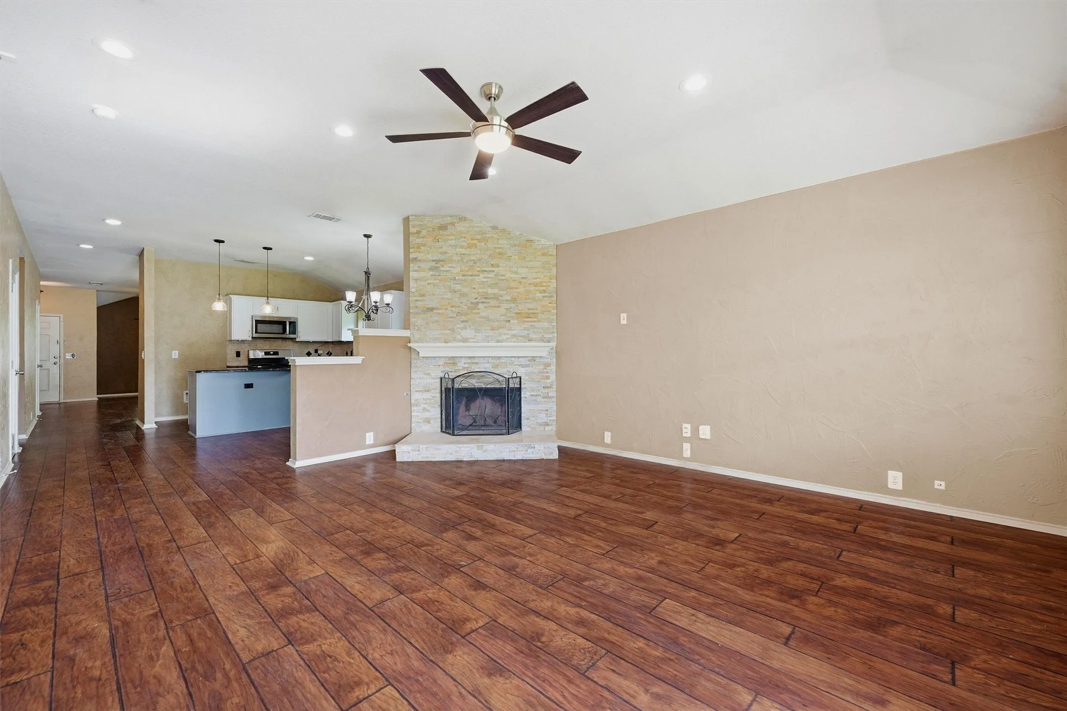 Single Family Residence For Rent in Collin County , 2304 Pheasant Run, Melissa, Texas 75454, 3 Bedroom, 2 Bathroom, 2 Garage spaces, 1,872 Sqft, built in 2003, Price $2,095, mls#21292005, Real Estate Agent in Melissa, Homes For Rent in Collin county, Homes For Rent in Melissa, Realtor in Melissa Texas, Real Estate Brokerage Independent Realty Texas, Luminita Cordes Realtor
