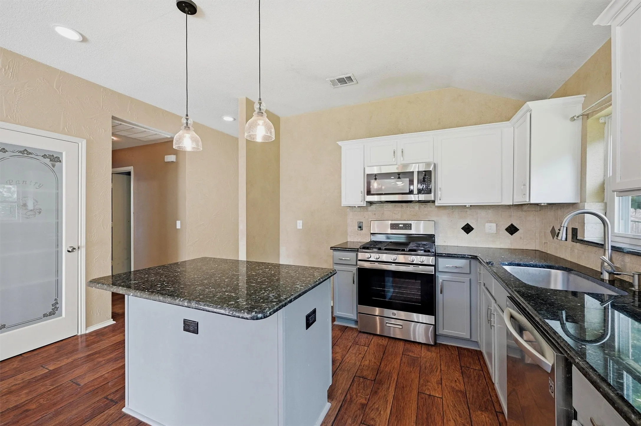 Single Family Residence For Rent in Collin County , 2304 Pheasant Run, Melissa, Texas 75454, 3 Bedroom, 2 Bathroom, 2 Garage spaces, 1,872 Sqft, built in 2003, Price $2,095, mls#21292005, Real Estate Agent in Melissa, Homes For Rent in Collin county, Homes For Rent in Melissa, Realtor in Melissa Texas, Real Estate Brokerage Independent Realty Texas, Luminita Cordes Realtor