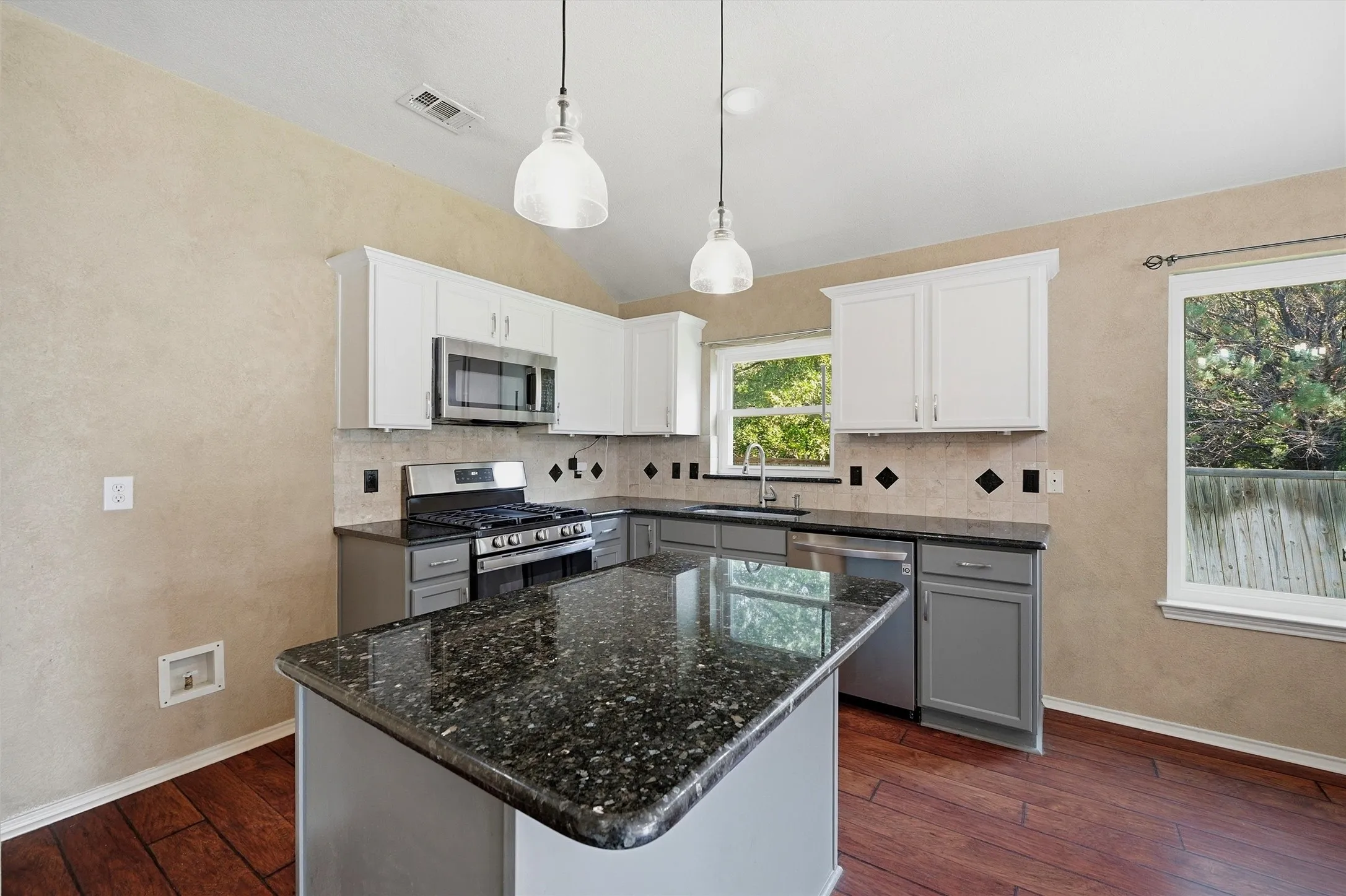 Single Family Residence For Rent in Collin County , 2304 Pheasant Run, Melissa, Texas 75454, 3 Bedroom, 2 Bathroom, 2 Garage spaces, 1,872 Sqft, built in 2003, Price $2,095, mls#21292005, Real Estate Agent in Melissa, Homes For Rent in Collin county, Homes For Rent in Melissa, Realtor in Melissa Texas, Real Estate Brokerage Independent Realty Texas, Luminita Cordes Realtor