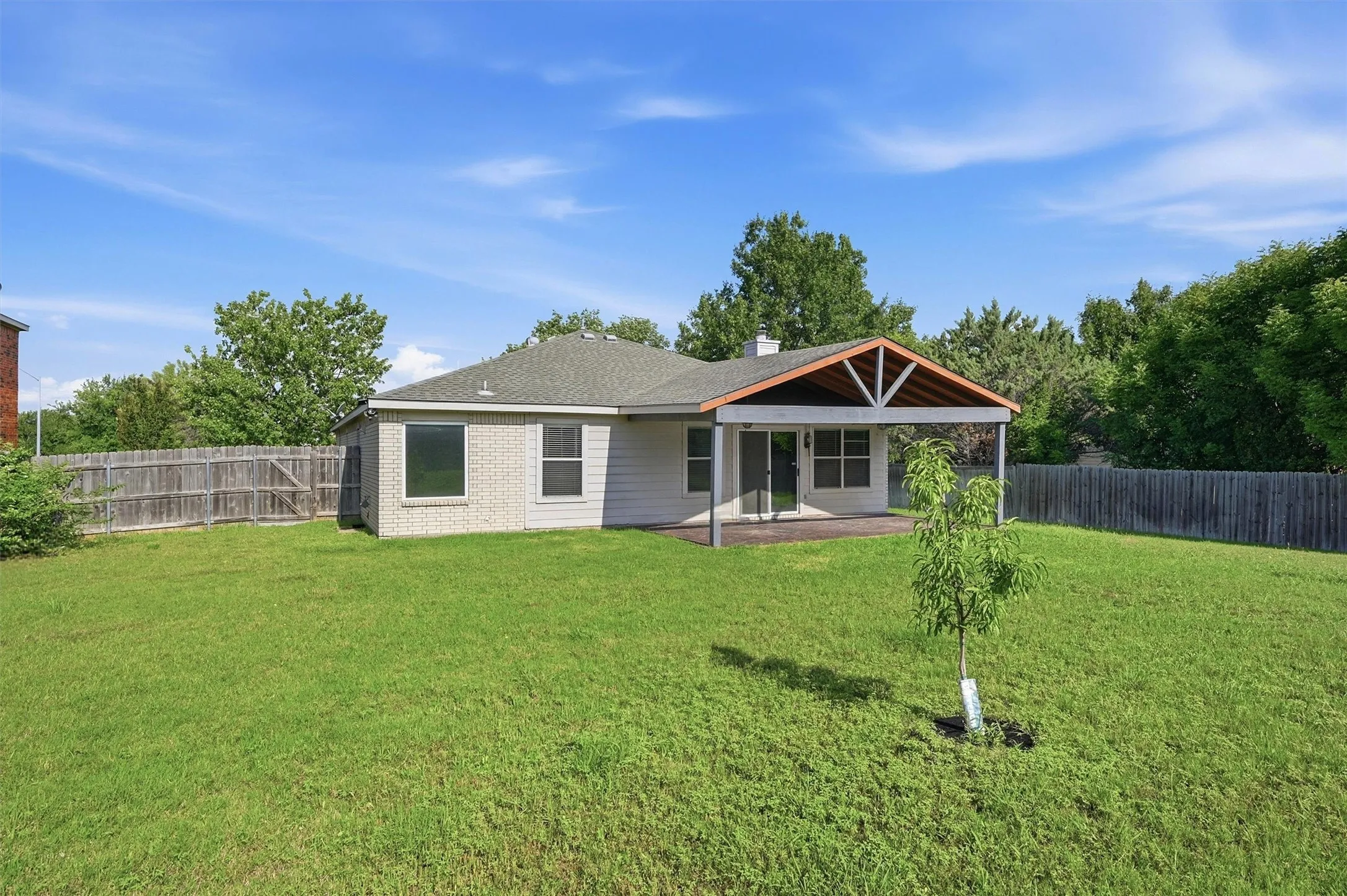 Single Family Residence For Rent in Collin County , 2304 Pheasant Run, Melissa, Texas 75454, 3 Bedroom, 2 Bathroom, 2 Garage spaces, 1,872 Sqft, built in 2003, Price $2,095, mls#21292005, Real Estate Agent in Melissa, Homes For Rent in Collin county, Homes For Rent in Melissa, Realtor in Melissa Texas, Real Estate Brokerage Independent Realty Texas, Luminita Cordes Realtor
