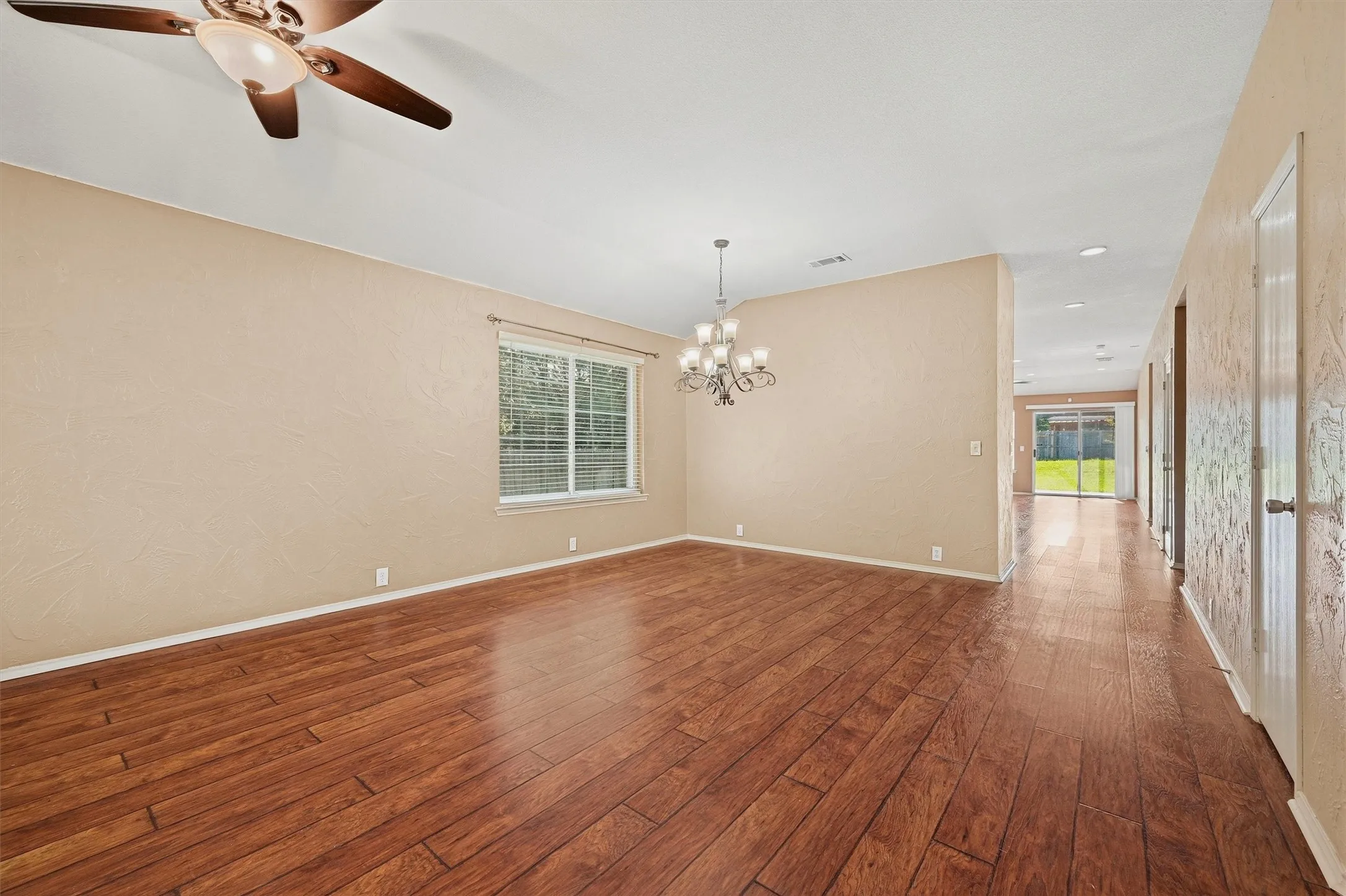 Single Family Residence For Rent in Collin County , 2304 Pheasant Run, Melissa, Texas 75454, 3 Bedroom, 2 Bathroom, 2 Garage spaces, 1,872 Sqft, built in 2003, Price $2,095, mls#21292005, Real Estate Agent in Melissa, Homes For Rent in Collin county, Homes For Rent in Melissa, Realtor in Melissa Texas, Real Estate Brokerage Independent Realty Texas, Luminita Cordes Realtor