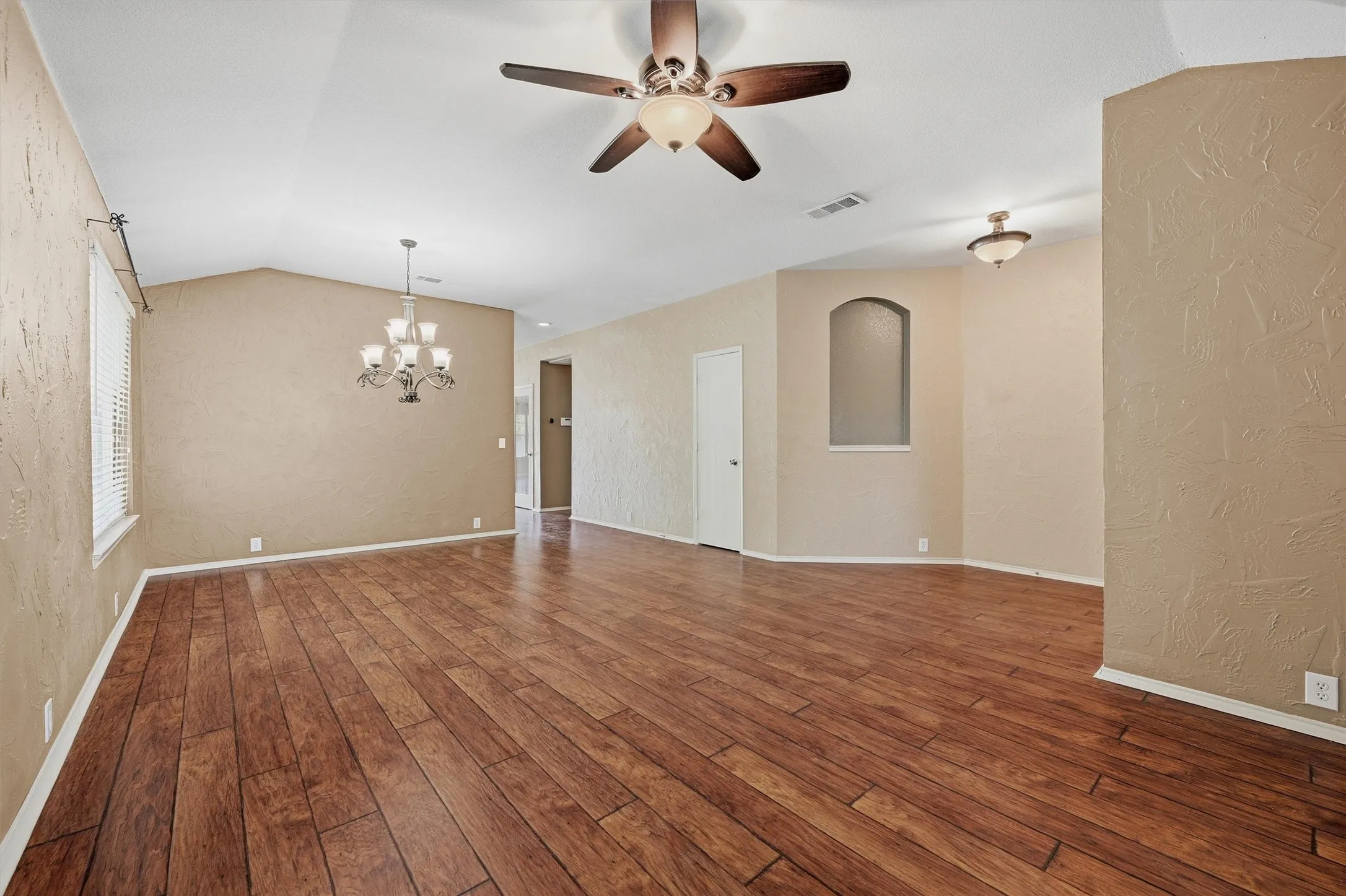 Single Family Residence For Rent in Collin County , 2304 Pheasant Run, Melissa, Texas 75454, 3 Bedroom, 2 Bathroom, 2 Garage spaces, 1,872 Sqft, built in 2003, Price $2,095, mls#21292005, Real Estate Agent in Melissa, Homes For Rent in Collin county, Homes For Rent in Melissa, Realtor in Melissa Texas, Real Estate Brokerage Independent Realty Texas, Luminita Cordes Realtor