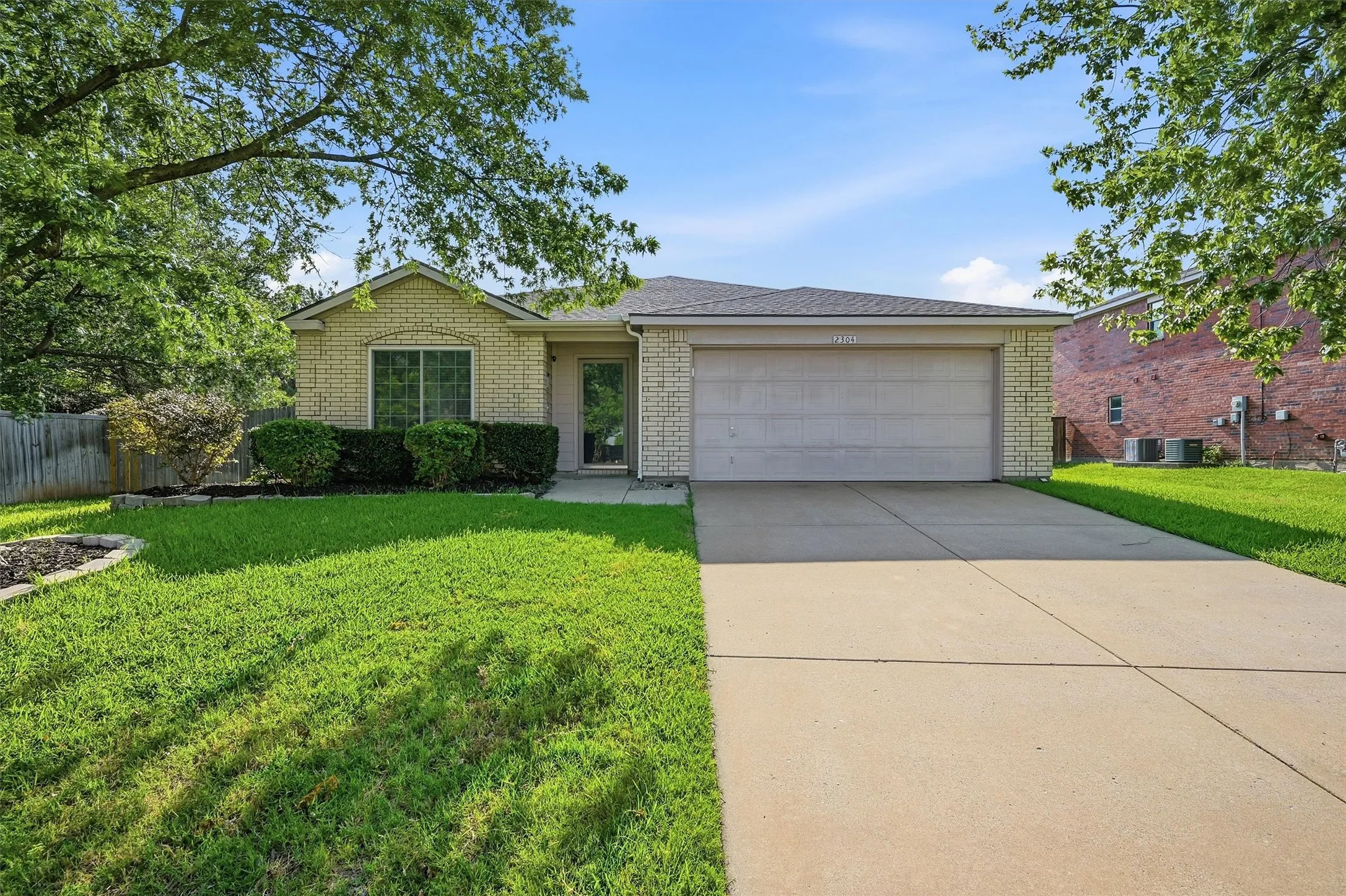Single Family Residence For Rent in Collin County , 2304 Pheasant Run, Melissa, Texas 75454, 3 Bedroom, 2 Bathroom, 2 Garage spaces, 1,872 Sqft, built in 2003, Price $2,095, mls#21292005, Real Estate Agent in Melissa, Homes For Rent in Collin county, Homes For Rent in Melissa, Realtor in Melissa Texas, Real Estate Brokerage Independent Realty Texas, Luminita Cordes Realtor