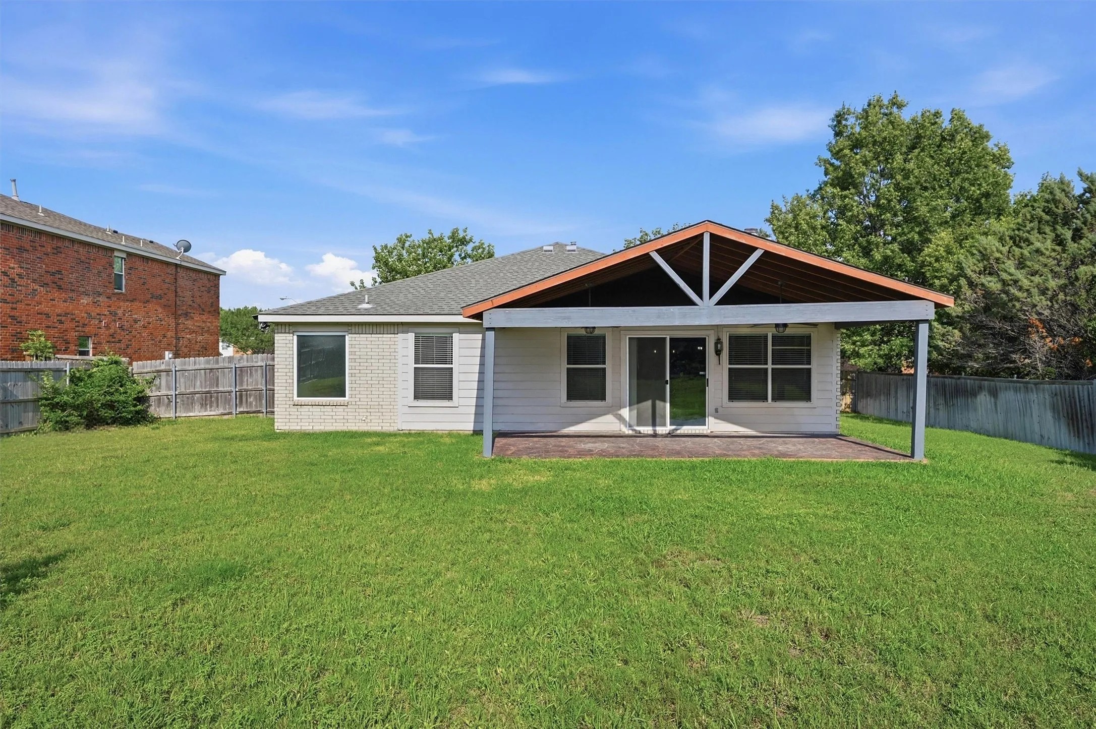 Single Family Residence For Rent in Collin County , 2304 Pheasant Run, Melissa, Texas 75454, 3 Bedroom, 2 Bathroom, 2 Garage spaces, 1,872 Sqft, built in 2003, Price $2,095, mls#21292005, Real Estate Agent in Melissa, Homes For Rent in Collin county, Homes For Rent in Melissa, Realtor in Melissa Texas, Real Estate Brokerage Independent Realty Texas, Luminita Cordes Realtor