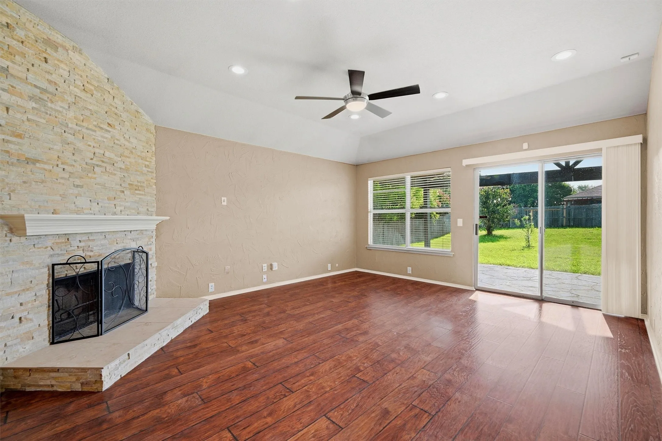 Single Family Residence For Rent in Collin County , 2304 Pheasant Run, Melissa, Texas 75454, 3 Bedroom, 2 Bathroom, 2 Garage spaces, 1,872 Sqft, built in 2003, Price $2,095, mls#21292005, Real Estate Agent in Melissa, Homes For Rent in Collin county, Homes For Rent in Melissa, Realtor in Melissa Texas, Real Estate Brokerage Independent Realty Texas, Luminita Cordes Realtor