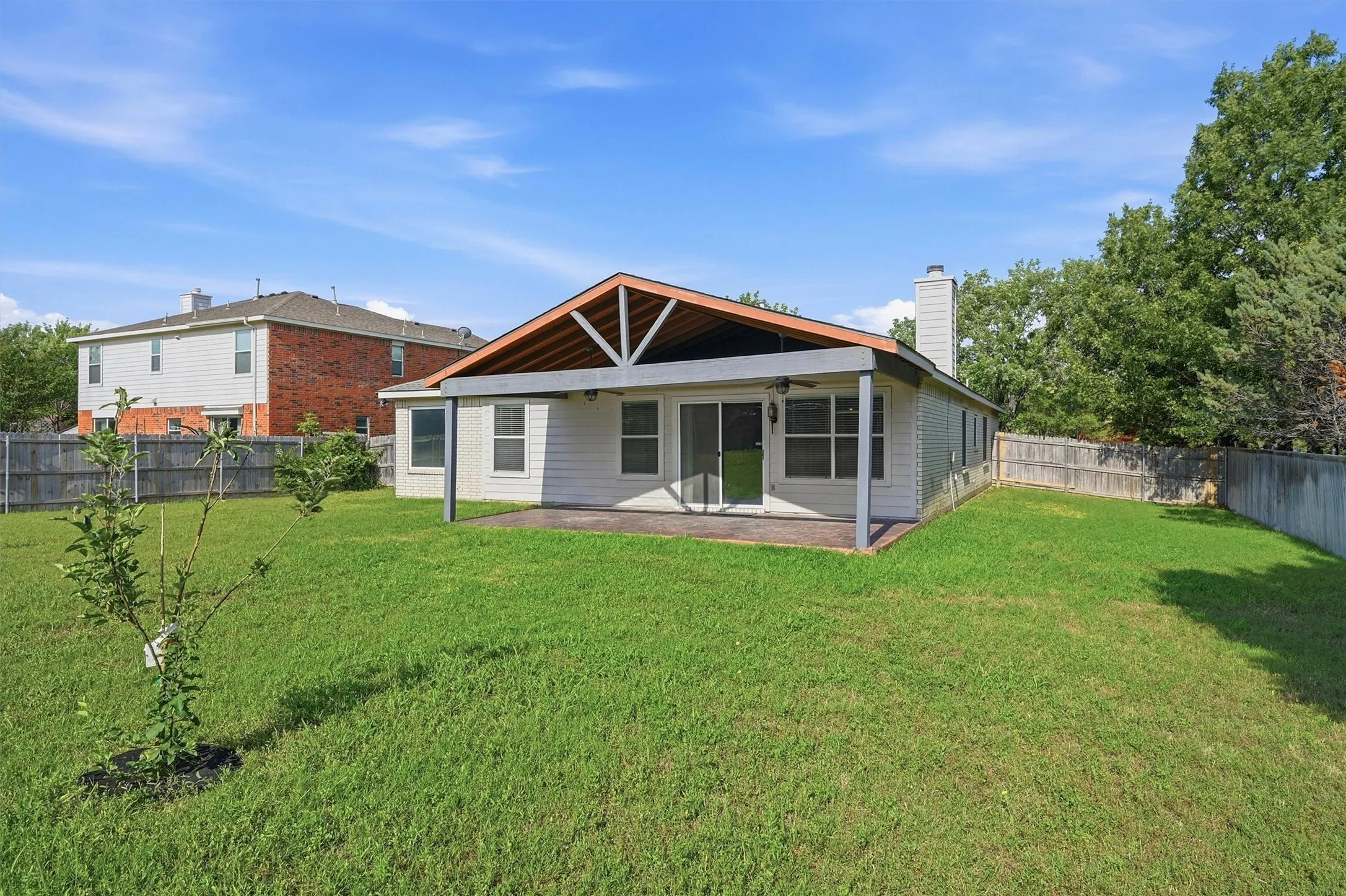 Single Family Residence For Rent in Collin County , 2304 Pheasant Run, Melissa, Texas 75454, 3 Bedroom, 2 Bathroom, 2 Garage spaces, 1,872 Sqft, built in 2003, Price $2,095, mls#21292005, Real Estate Agent in Melissa, Homes For Rent in Collin county, Homes For Rent in Melissa, Realtor in Melissa Texas, Real Estate Brokerage Independent Realty Texas, Luminita Cordes Realtor