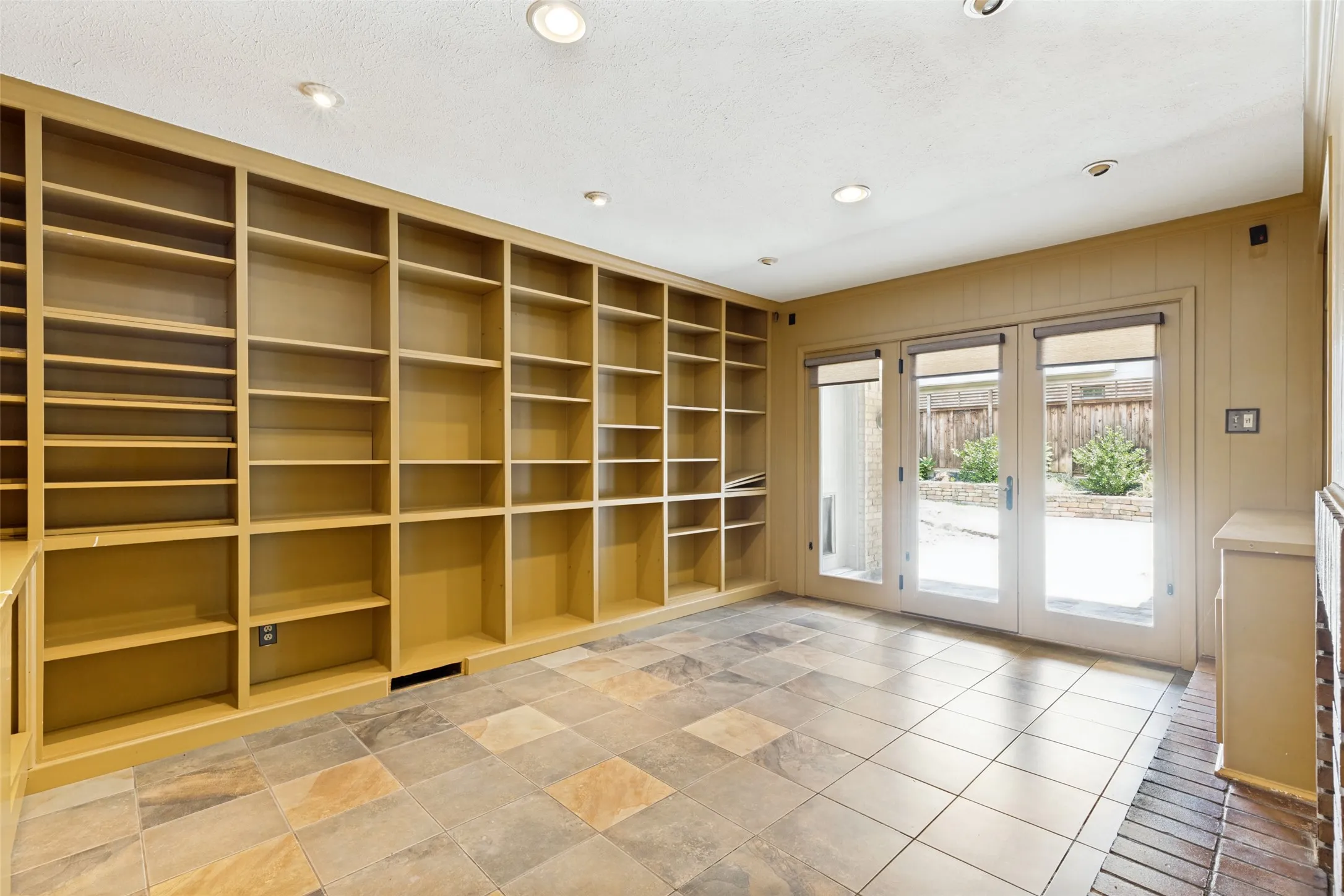Single Family Residence For Sale in Dallas County , 10115 Chesterton Drive, Dallas, Texas 75238, 4 Bedroom, 3 Bathroom, 2 Garage spaces, 3,365 Sqft, built in 1967, mls#21292034, Real Estate Agent in Dallas, Homes For Sale in Dallas county, Homes For Sale in Dallas, Realtor in Dallas Texas, Real Estate Brokerage Independent Realty Texas, Luminita Cordes Realtor