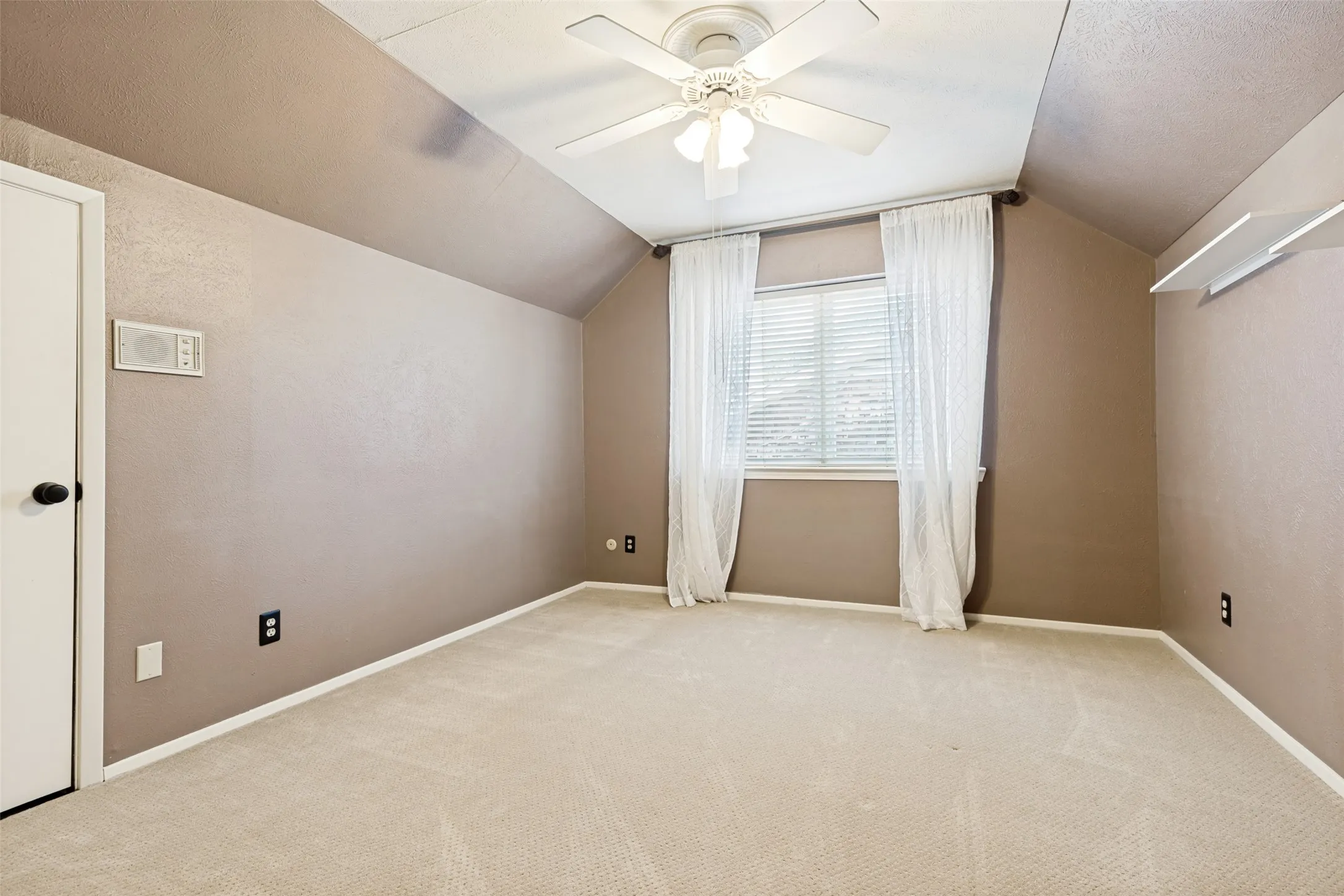 Single Family Residence For Sale in Dallas County , 10115 Chesterton Drive, Dallas, Texas 75238, 4 Bedroom, 3 Bathroom, 2 Garage spaces, 3,365 Sqft, built in 1967, mls#21292034, Real Estate Agent in Dallas, Homes For Sale in Dallas county, Homes For Sale in Dallas, Realtor in Dallas Texas, Real Estate Brokerage Independent Realty Texas, Luminita Cordes Realtor
