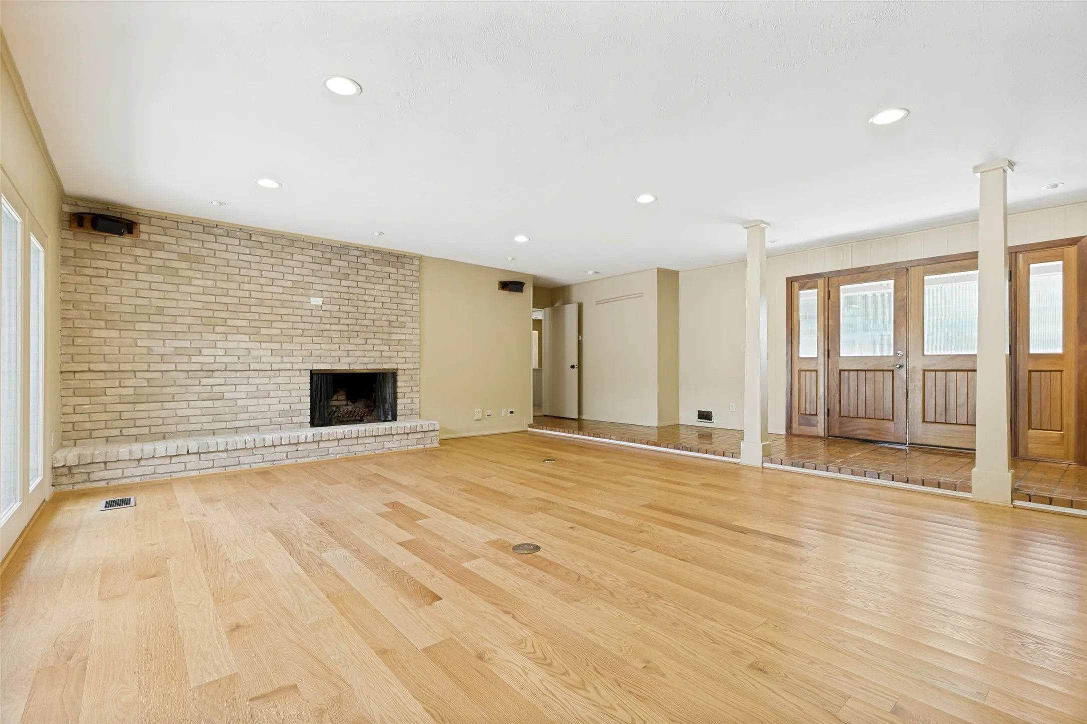 Single Family Residence For Sale in Dallas County , 10115 Chesterton Drive, Dallas, Texas 75238, 4 Bedroom, 3 Bathroom, 2 Garage spaces, 3,365 Sqft, built in 1967, mls#21292034, Real Estate Agent in Dallas, Homes For Sale in Dallas county, Homes For Sale in Dallas, Realtor in Dallas Texas, Real Estate Brokerage Independent Realty Texas, Luminita Cordes Realtor