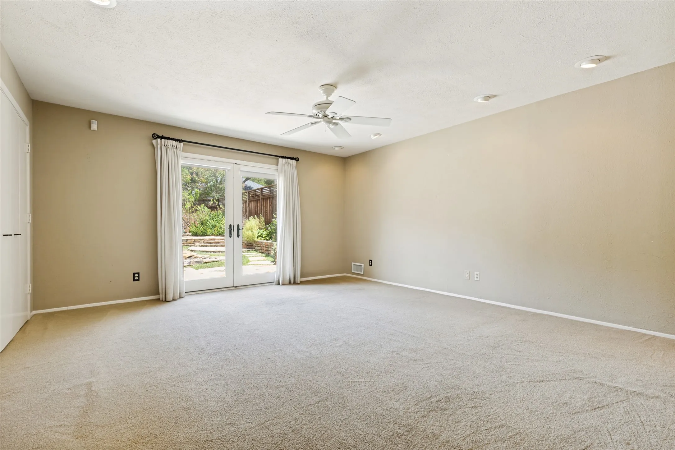 Single Family Residence For Sale in Dallas County , 10115 Chesterton Drive, Dallas, Texas 75238, 4 Bedroom, 3 Bathroom, 2 Garage spaces, 3,365 Sqft, built in 1967, mls#21292034, Real Estate Agent in Dallas, Homes For Sale in Dallas county, Homes For Sale in Dallas, Realtor in Dallas Texas, Real Estate Brokerage Independent Realty Texas, Luminita Cordes Realtor