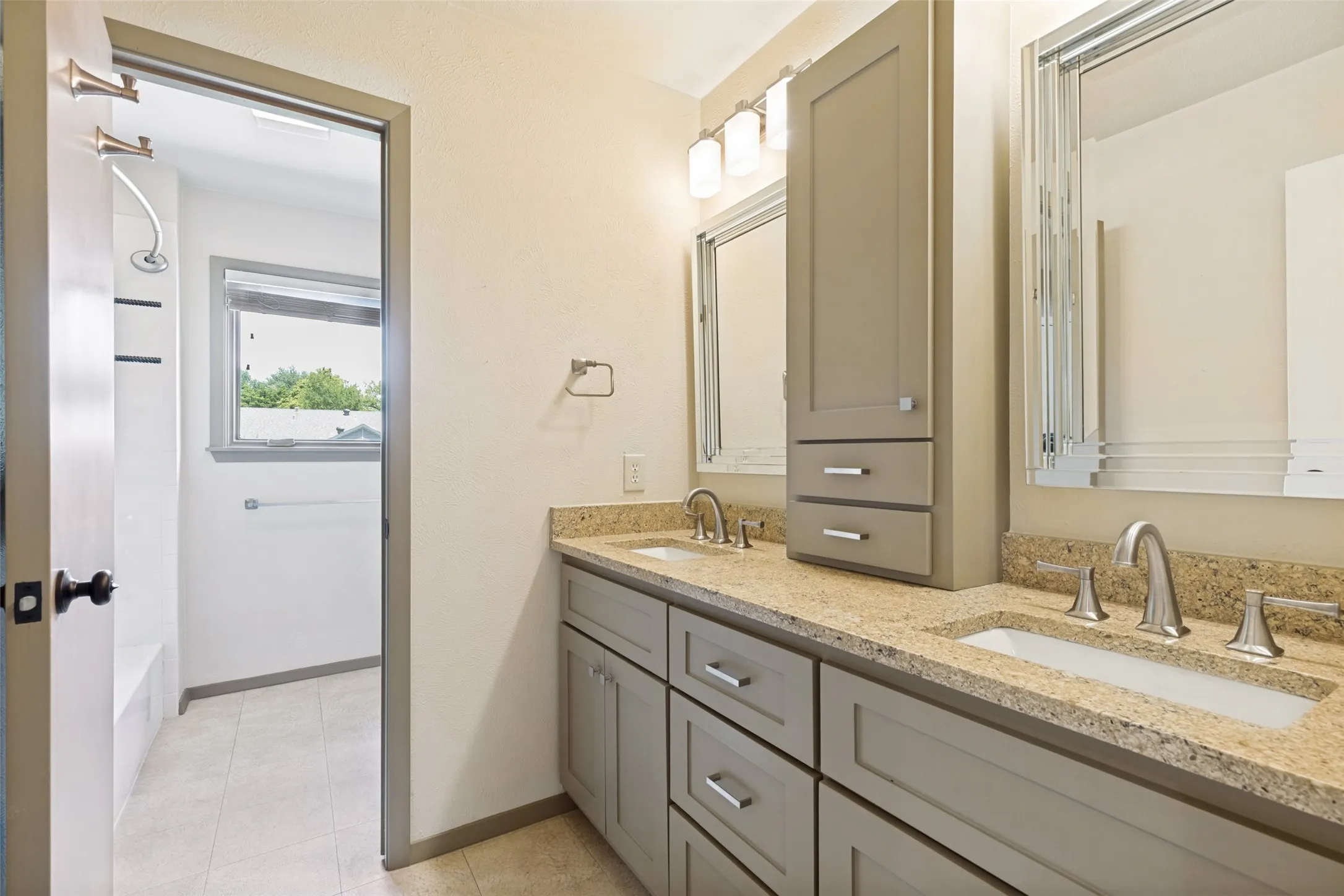 Single Family Residence For Sale in Dallas County , 10115 Chesterton Drive, Dallas, Texas 75238, 4 Bedroom, 3 Bathroom, 2 Garage spaces, 3,365 Sqft, built in 1967, mls#21292034, Real Estate Agent in Dallas, Homes For Sale in Dallas county, Homes For Sale in Dallas, Realtor in Dallas Texas, Real Estate Brokerage Independent Realty Texas, Luminita Cordes Realtor