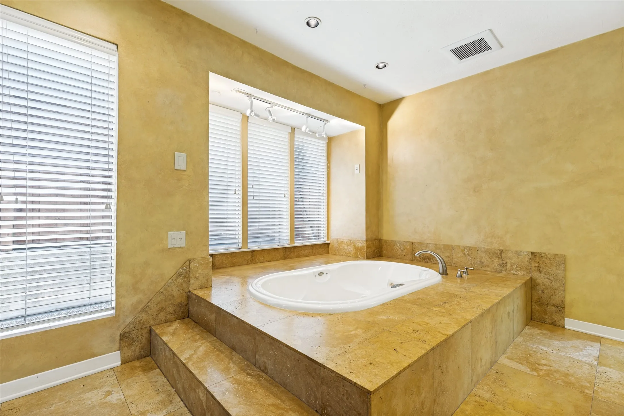 Single Family Residence For Sale in Dallas County , 10115 Chesterton Drive, Dallas, Texas 75238, 4 Bedroom, 3 Bathroom, 2 Garage spaces, 3,365 Sqft, built in 1967, mls#21292034, Real Estate Agent in Dallas, Homes For Sale in Dallas county, Homes For Sale in Dallas, Realtor in Dallas Texas, Real Estate Brokerage Independent Realty Texas, Luminita Cordes Realtor