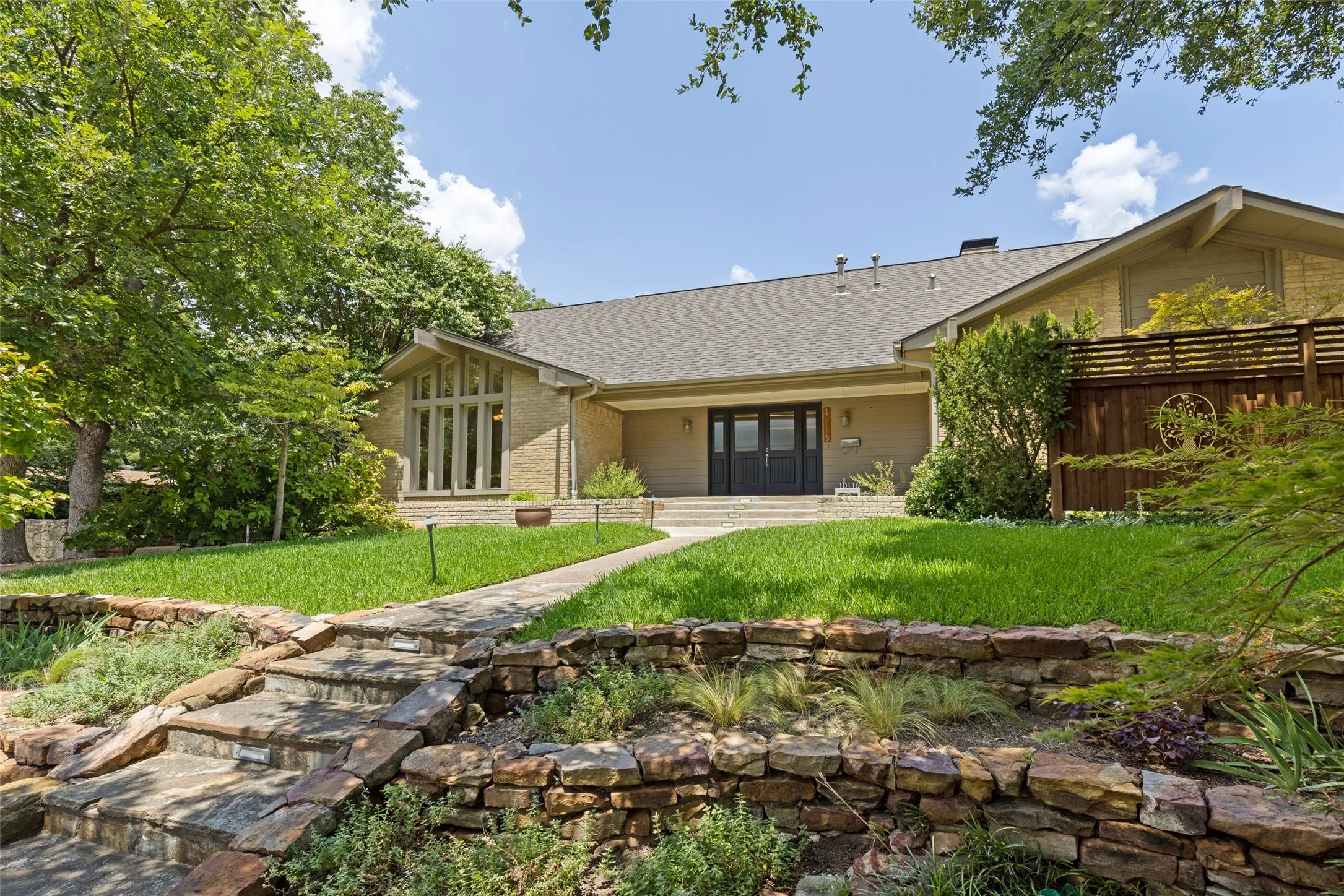 Single Family Residence For Sale in Dallas County , 10115 Chesterton Drive, Dallas, Texas 75238, 4 Bedroom, 3 Bathroom, 2 Garage spaces, 3,365 Sqft, built in 1967, mls#21292034, Real Estate Agent in Dallas, Homes For Sale in Dallas county, Homes For Sale in Dallas, Realtor in Dallas Texas, Real Estate Brokerage Independent Realty Texas, Luminita Cordes Realtor