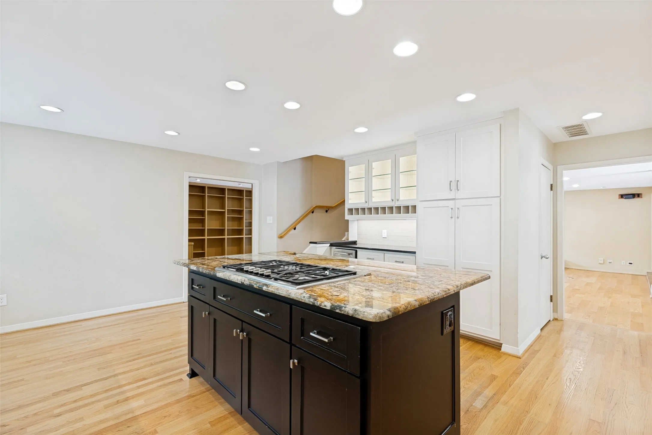 Single Family Residence For Sale in Dallas County , 10115 Chesterton Drive, Dallas, Texas 75238, 4 Bedroom, 3 Bathroom, 2 Garage spaces, 3,365 Sqft, built in 1967, mls#21292034, Real Estate Agent in Dallas, Homes For Sale in Dallas county, Homes For Sale in Dallas, Realtor in Dallas Texas, Real Estate Brokerage Independent Realty Texas, Luminita Cordes Realtor