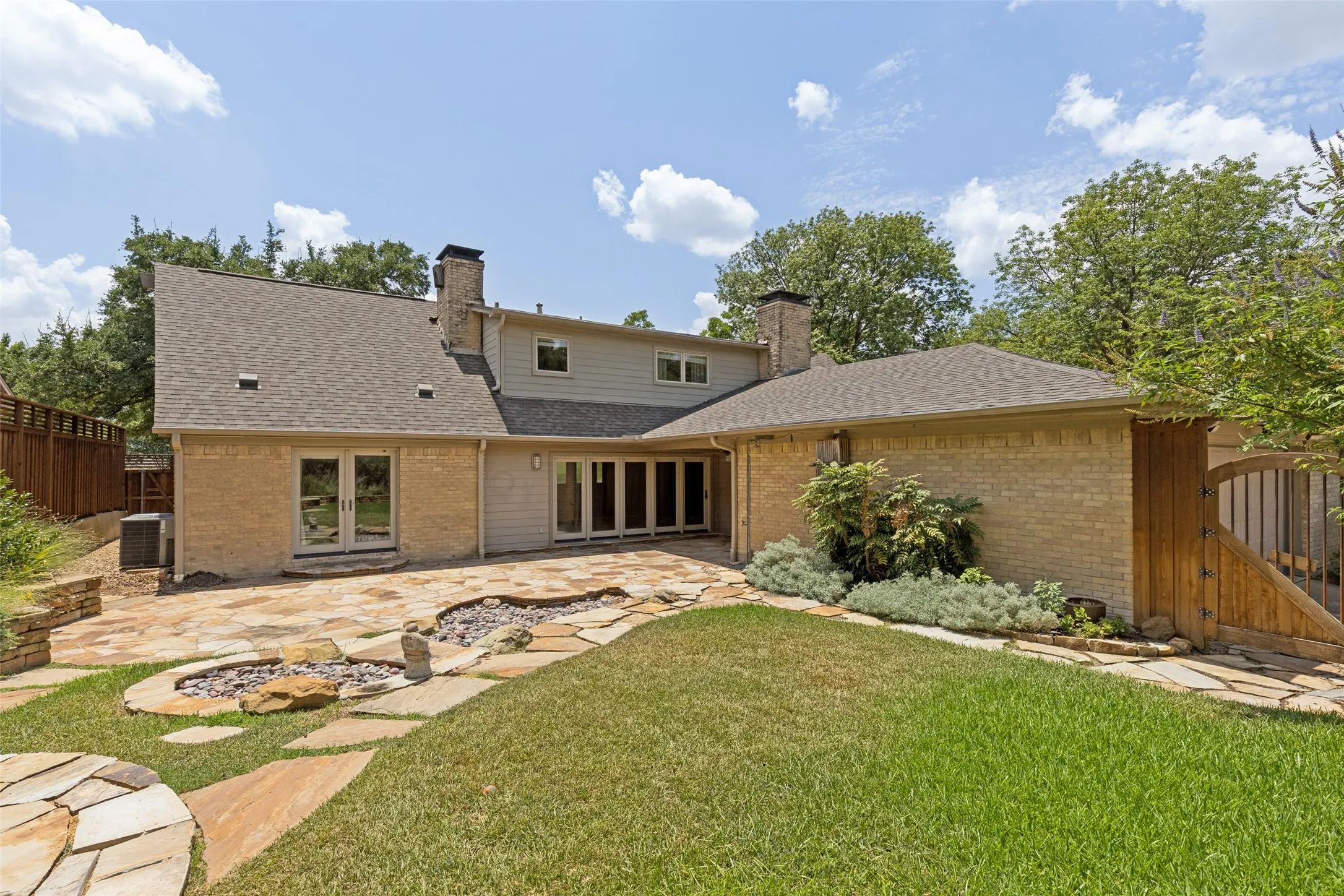 Single Family Residence For Sale in Dallas County , 10115 Chesterton Drive, Dallas, Texas 75238, 4 Bedroom, 3 Bathroom, 2 Garage spaces, 3,365 Sqft, built in 1967, mls#21292034, Real Estate Agent in Dallas, Homes For Sale in Dallas county, Homes For Sale in Dallas, Realtor in Dallas Texas, Real Estate Brokerage Independent Realty Texas, Luminita Cordes Realtor