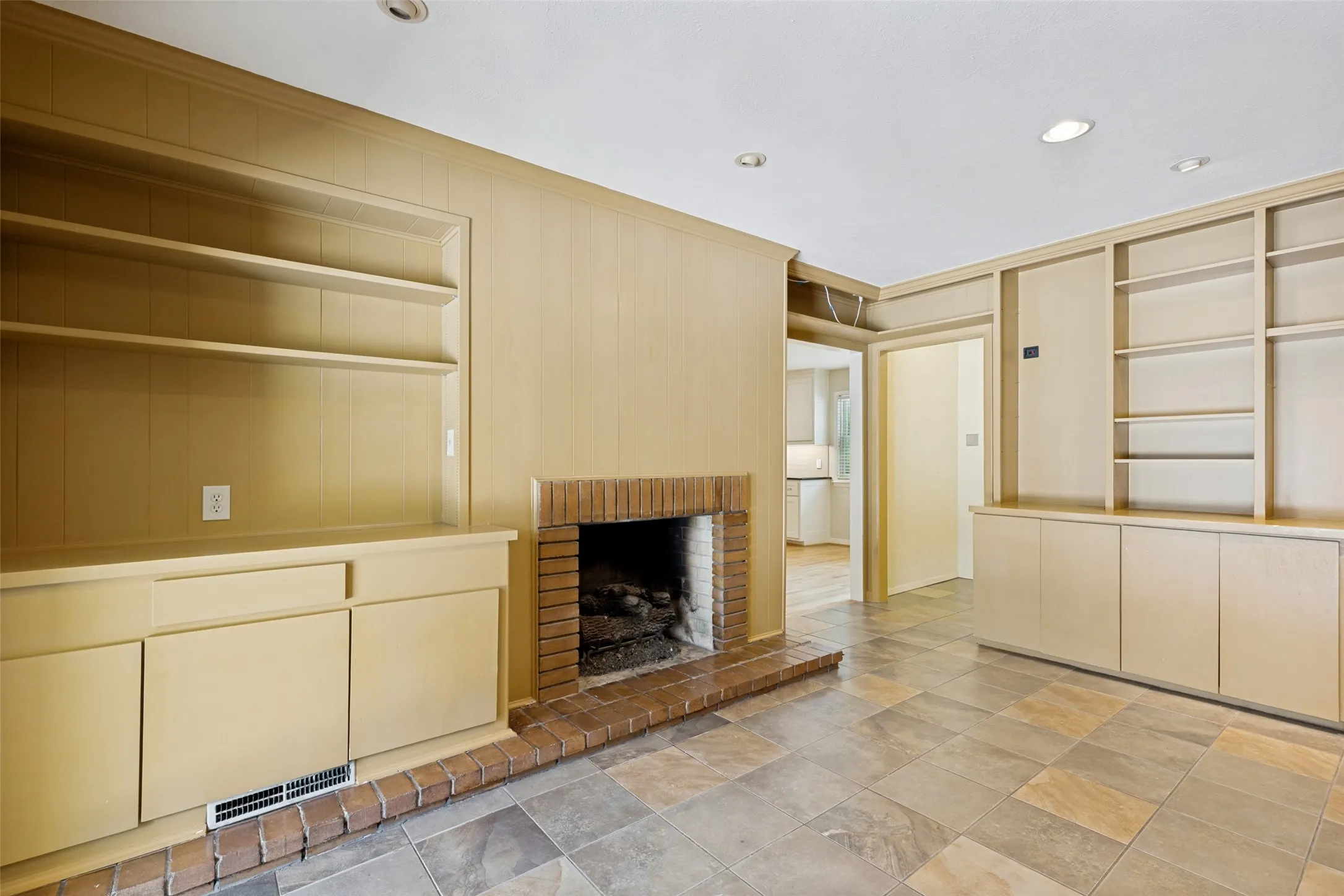 Single Family Residence For Sale in Dallas County , 10115 Chesterton Drive, Dallas, Texas 75238, 4 Bedroom, 3 Bathroom, 2 Garage spaces, 3,365 Sqft, built in 1967, mls#21292034, Real Estate Agent in Dallas, Homes For Sale in Dallas county, Homes For Sale in Dallas, Realtor in Dallas Texas, Real Estate Brokerage Independent Realty Texas, Luminita Cordes Realtor
