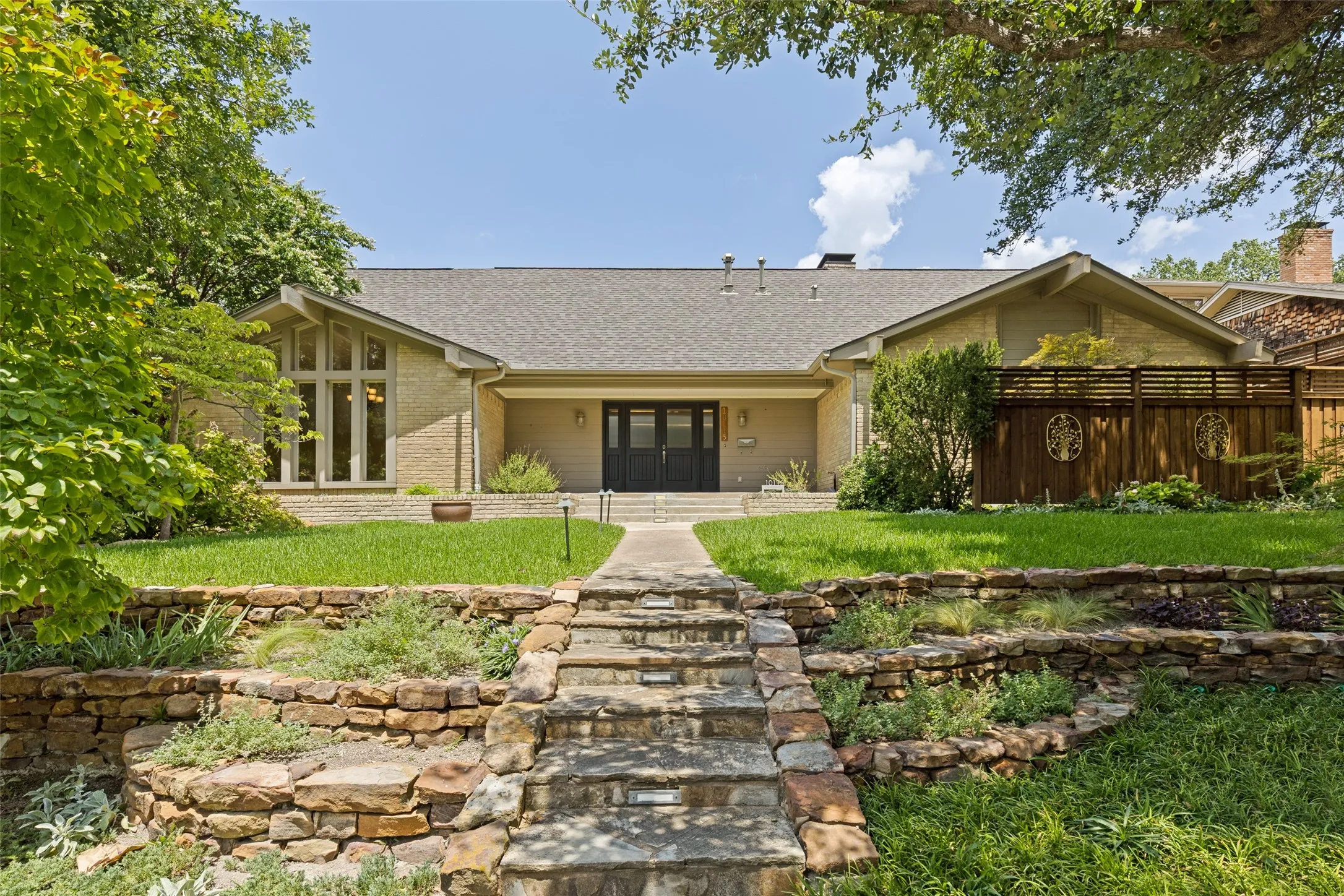 Single Family Residence For Sale in Dallas County , 10115 Chesterton Drive, Dallas, Texas 75238, 4 Bedroom, 3 Bathroom, 2 Garage spaces, 3,365 Sqft, built in 1967, mls#21292034, Real Estate Agent in Dallas, Homes For Sale in Dallas county, Homes For Sale in Dallas, Realtor in Dallas Texas, Real Estate Brokerage Independent Realty Texas, Luminita Cordes Realtor