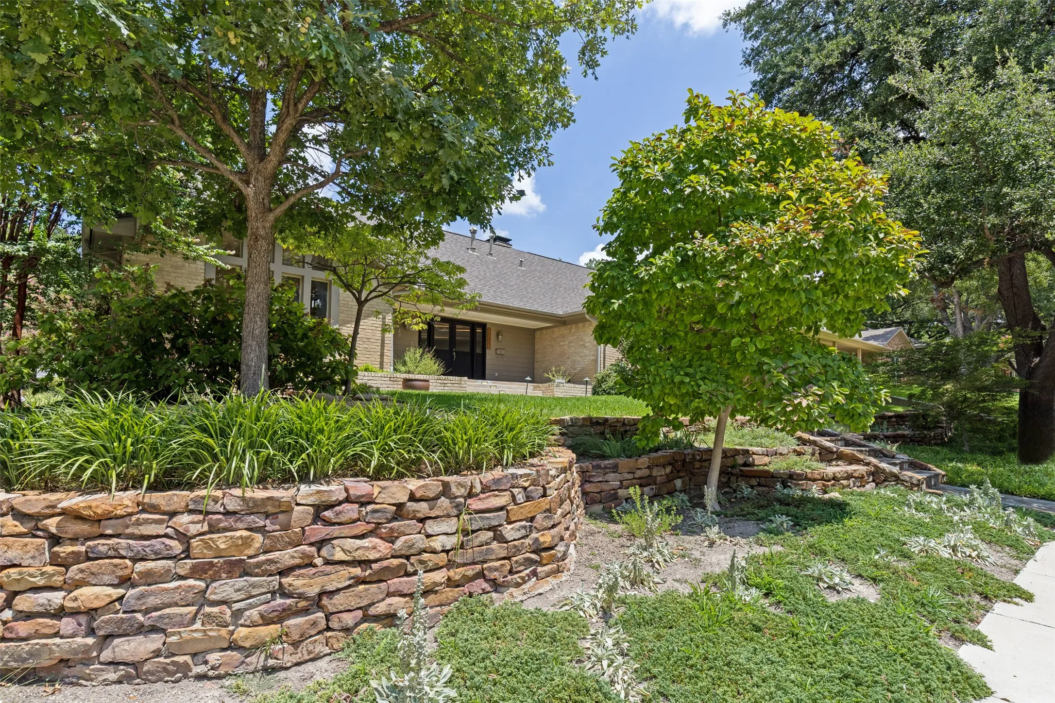 Single Family Residence For Sale in Dallas County , 10115 Chesterton Drive, Dallas, Texas 75238, 4 Bedroom, 3 Bathroom, 2 Garage spaces, 3,365 Sqft, built in 1967, mls#21292034, Real Estate Agent in Dallas, Homes For Sale in Dallas county, Homes For Sale in Dallas, Realtor in Dallas Texas, Real Estate Brokerage Independent Realty Texas, Luminita Cordes Realtor