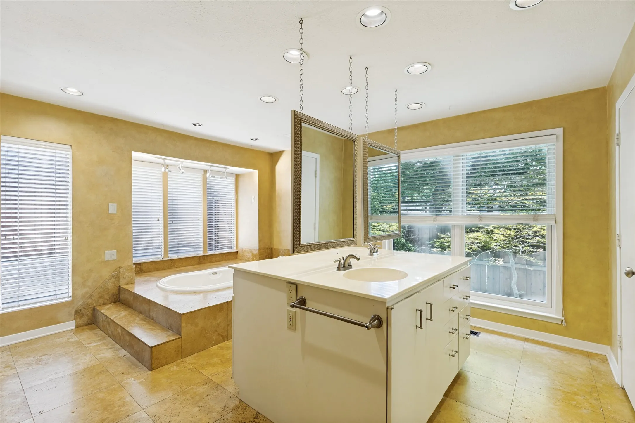 Single Family Residence For Sale in Dallas County , 10115 Chesterton Drive, Dallas, Texas 75238, 4 Bedroom, 3 Bathroom, 2 Garage spaces, 3,365 Sqft, built in 1967, mls#21292034, Real Estate Agent in Dallas, Homes For Sale in Dallas county, Homes For Sale in Dallas, Realtor in Dallas Texas, Real Estate Brokerage Independent Realty Texas, Luminita Cordes Realtor