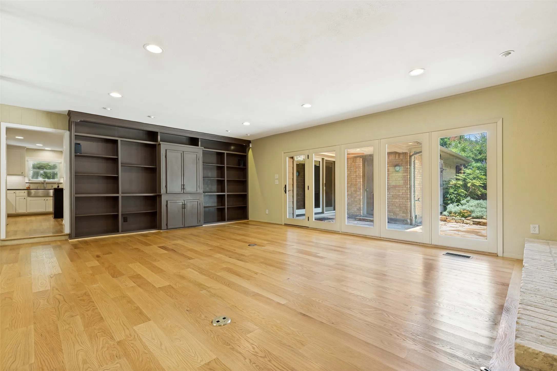 Single Family Residence For Sale in Dallas County , 10115 Chesterton Drive, Dallas, Texas 75238, 4 Bedroom, 3 Bathroom, 2 Garage spaces, 3,365 Sqft, built in 1967, mls#21292034, Real Estate Agent in Dallas, Homes For Sale in Dallas county, Homes For Sale in Dallas, Realtor in Dallas Texas, Real Estate Brokerage Independent Realty Texas, Luminita Cordes Realtor