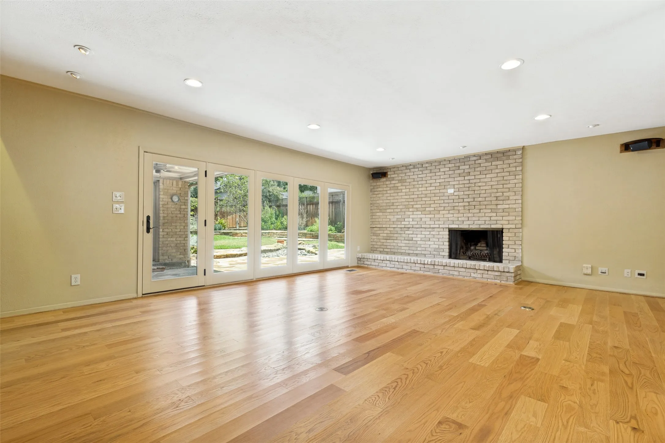 Single Family Residence For Sale in Dallas County , 10115 Chesterton Drive, Dallas, Texas 75238, 4 Bedroom, 3 Bathroom, 2 Garage spaces, 3,365 Sqft, built in 1967, mls#21292034, Real Estate Agent in Dallas, Homes For Sale in Dallas county, Homes For Sale in Dallas, Realtor in Dallas Texas, Real Estate Brokerage Independent Realty Texas, Luminita Cordes Realtor